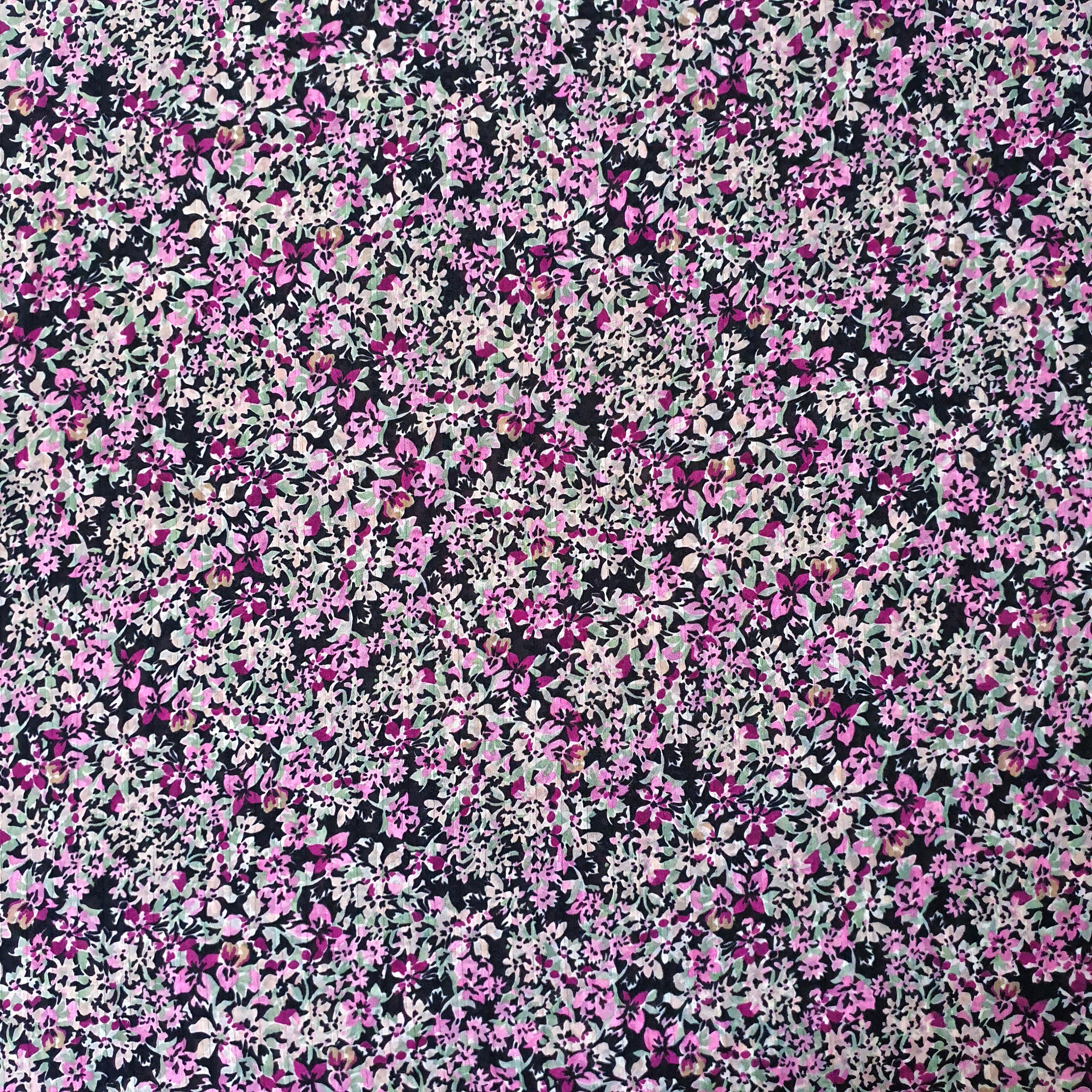 Tissu mousseline polyester tissage rayure fleuri rose vert sur fond noir.j (2)