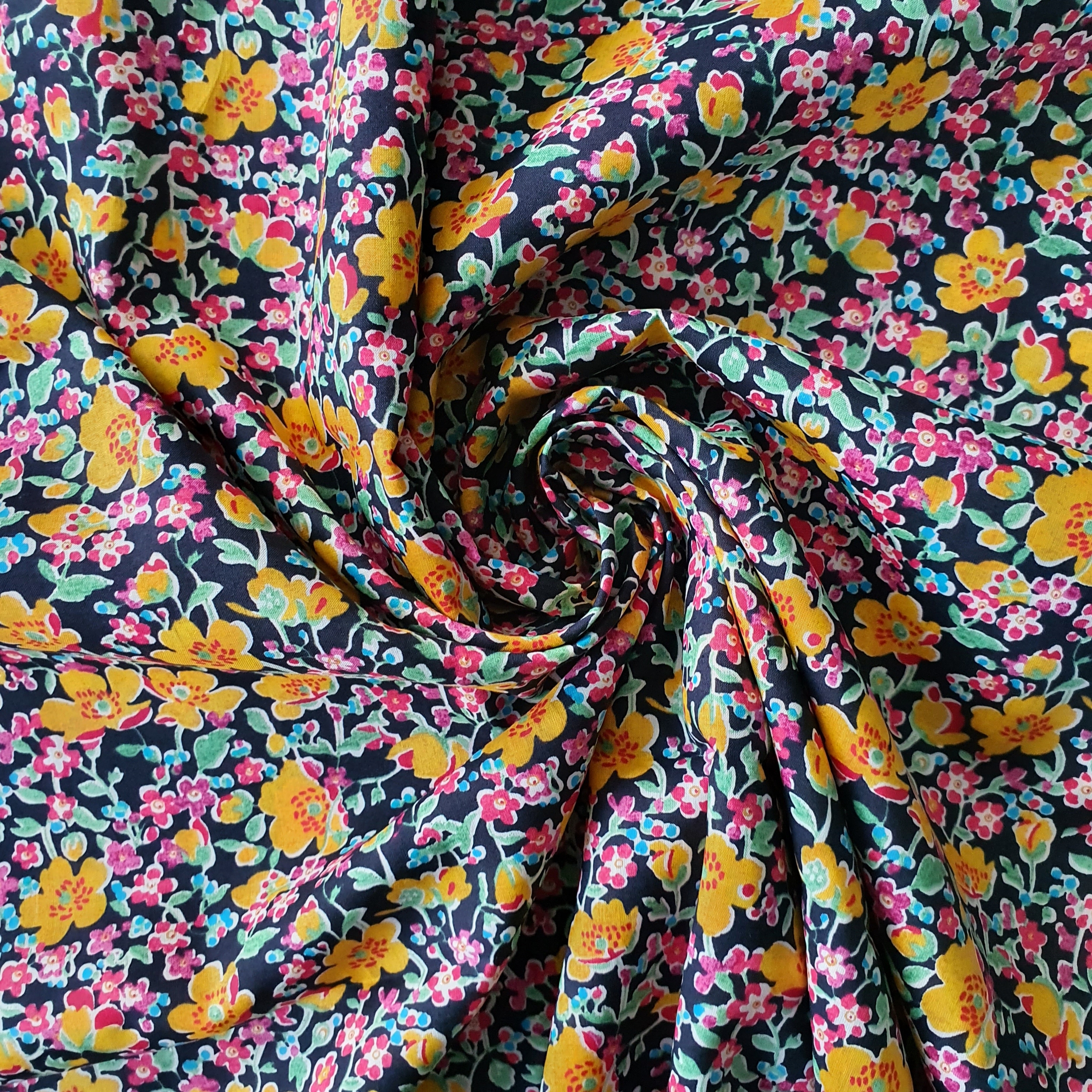 Tissu Liberty fleuri noir TANA LAWN. (1)