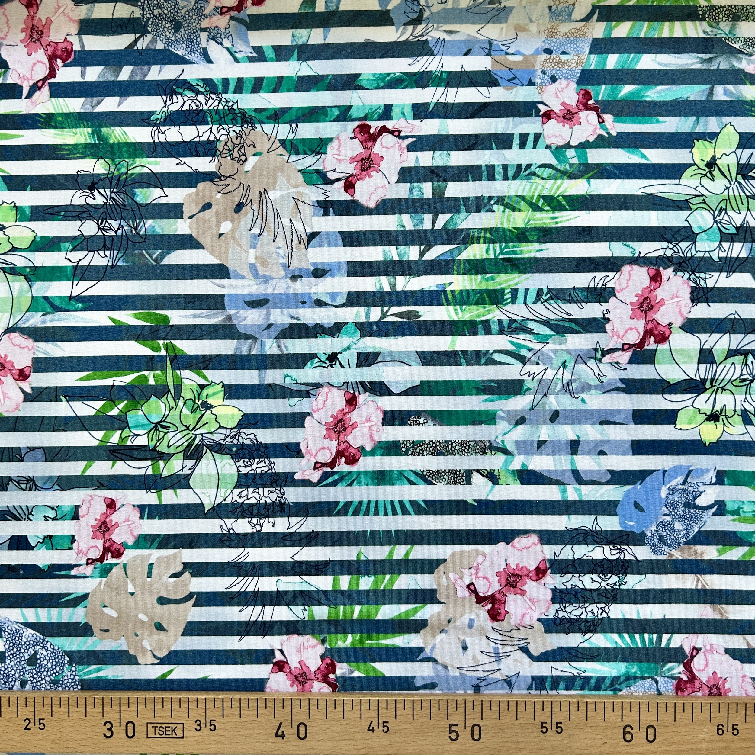 Tissu jersey viscose marinière rayure bleu et fleurie.