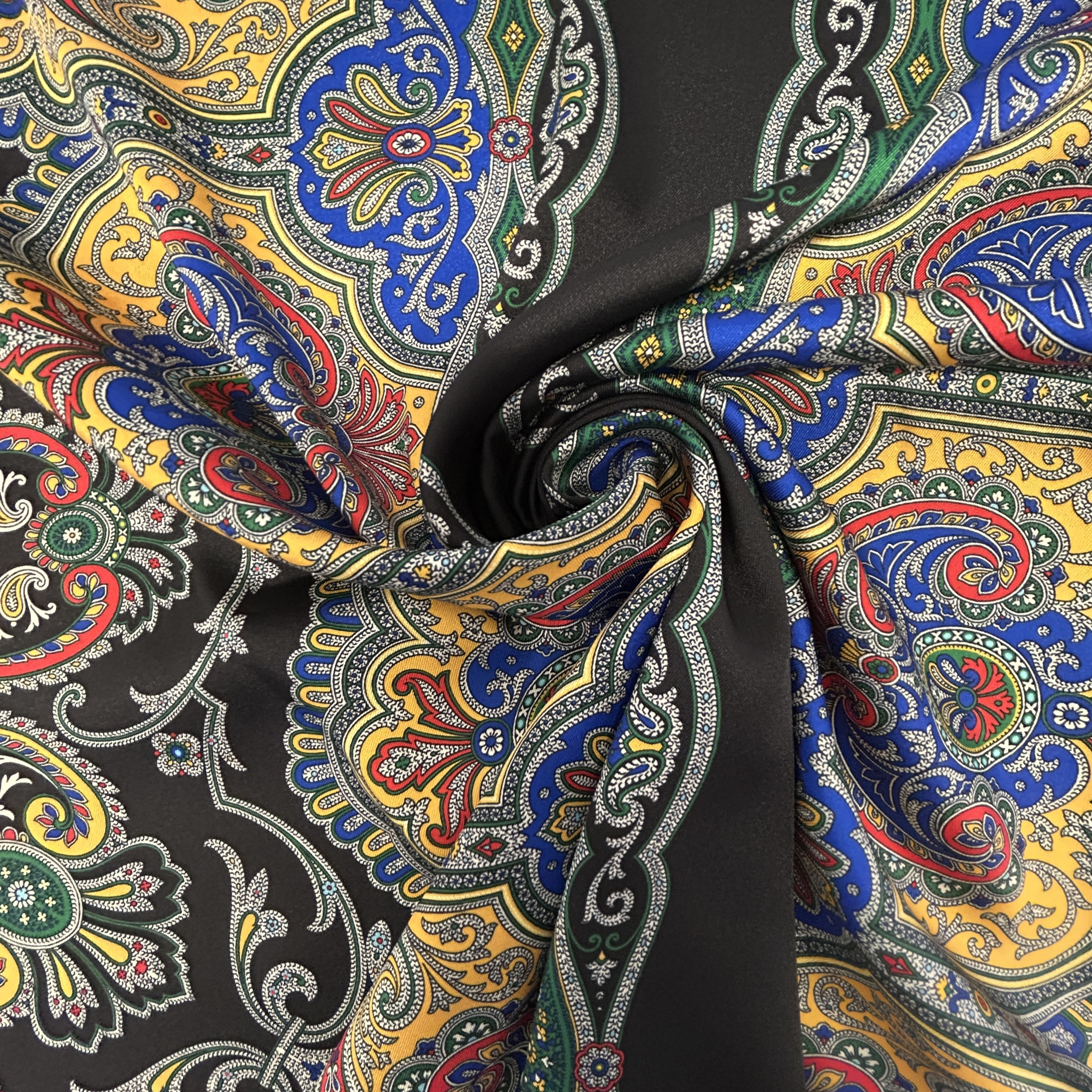 Tissu satin sergé carré de foulard noir