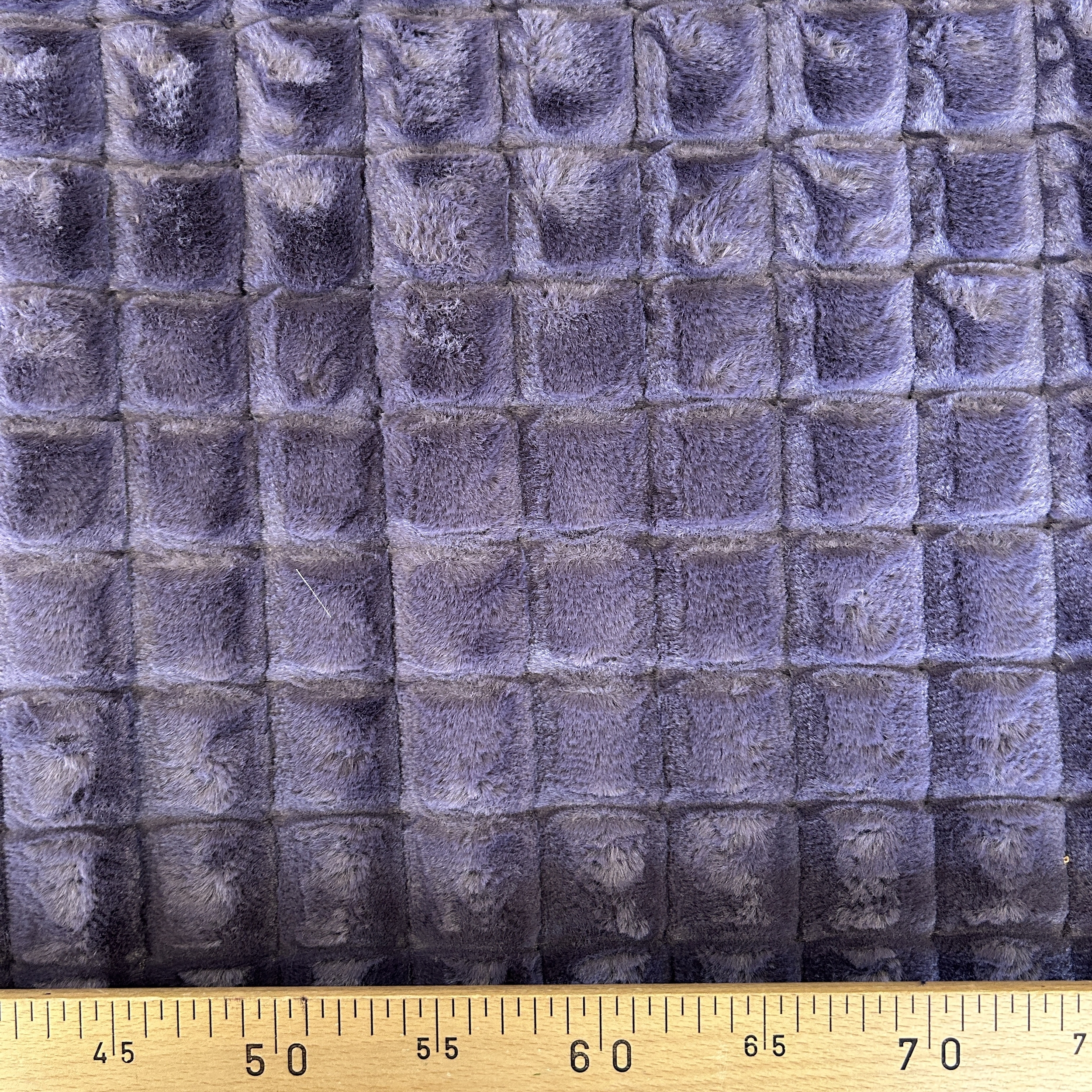 Tissu fausse fourrure violet à carré (2)