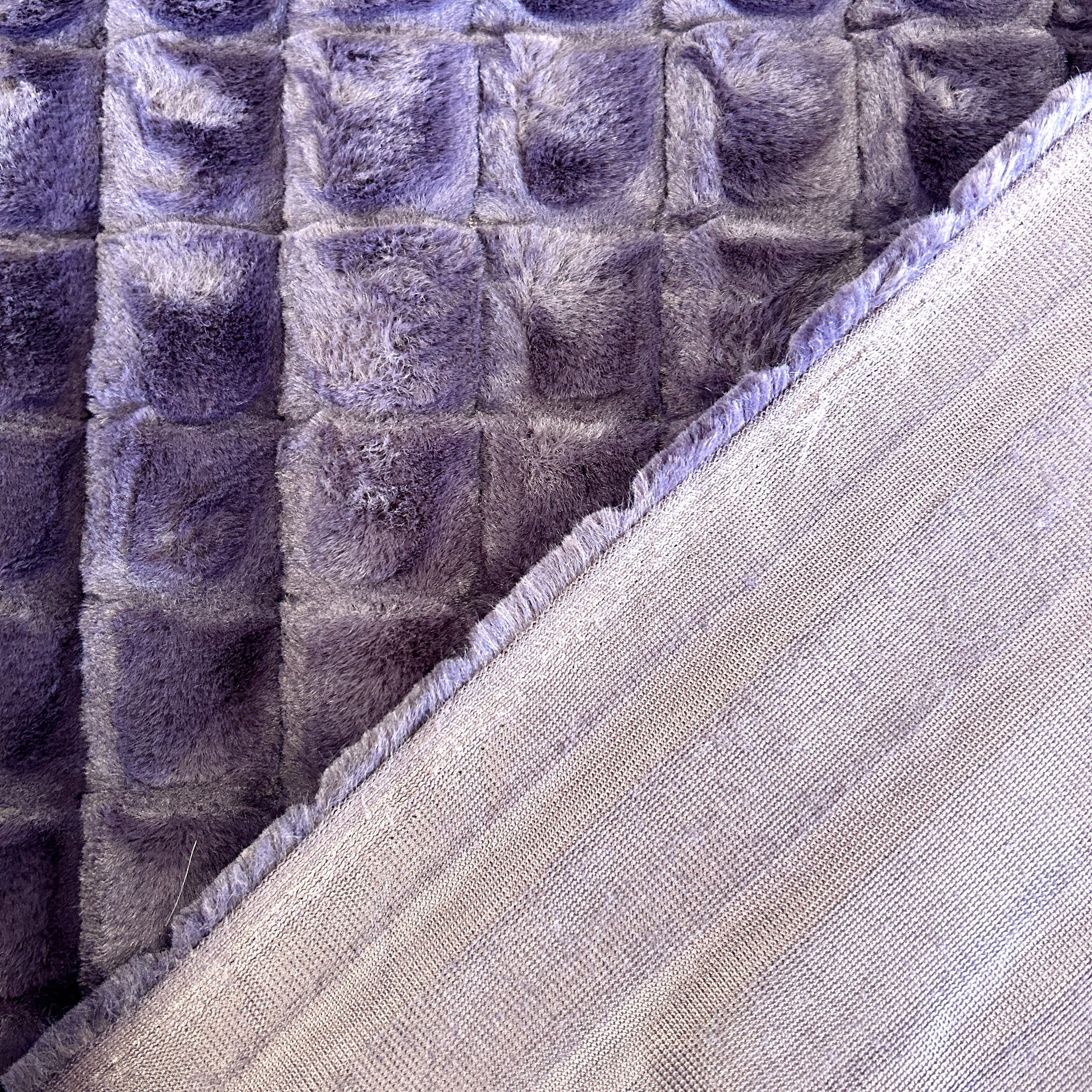 Tissu fausse fourrure violet à carré (1)