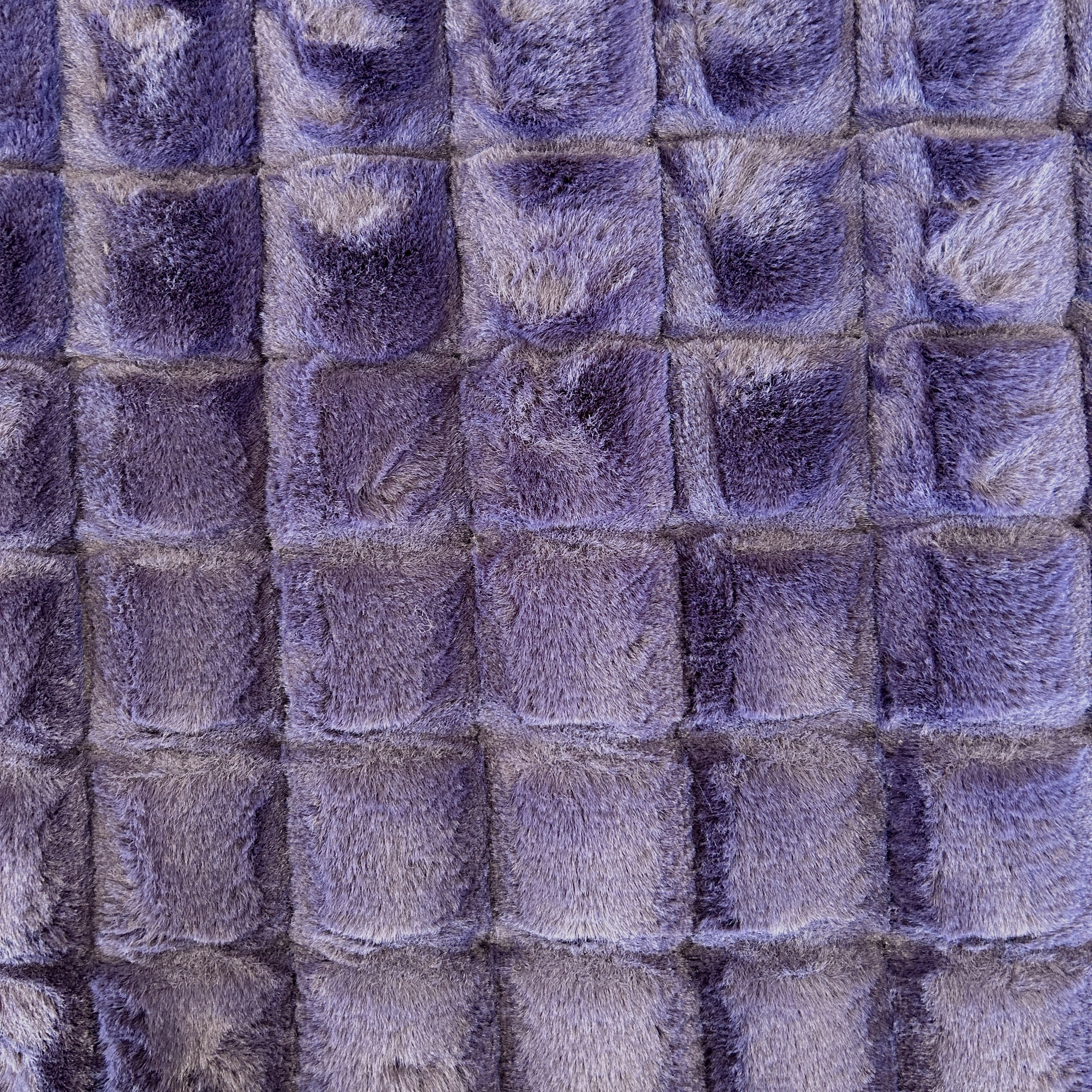 Tissu fausse fourrure violet à carré