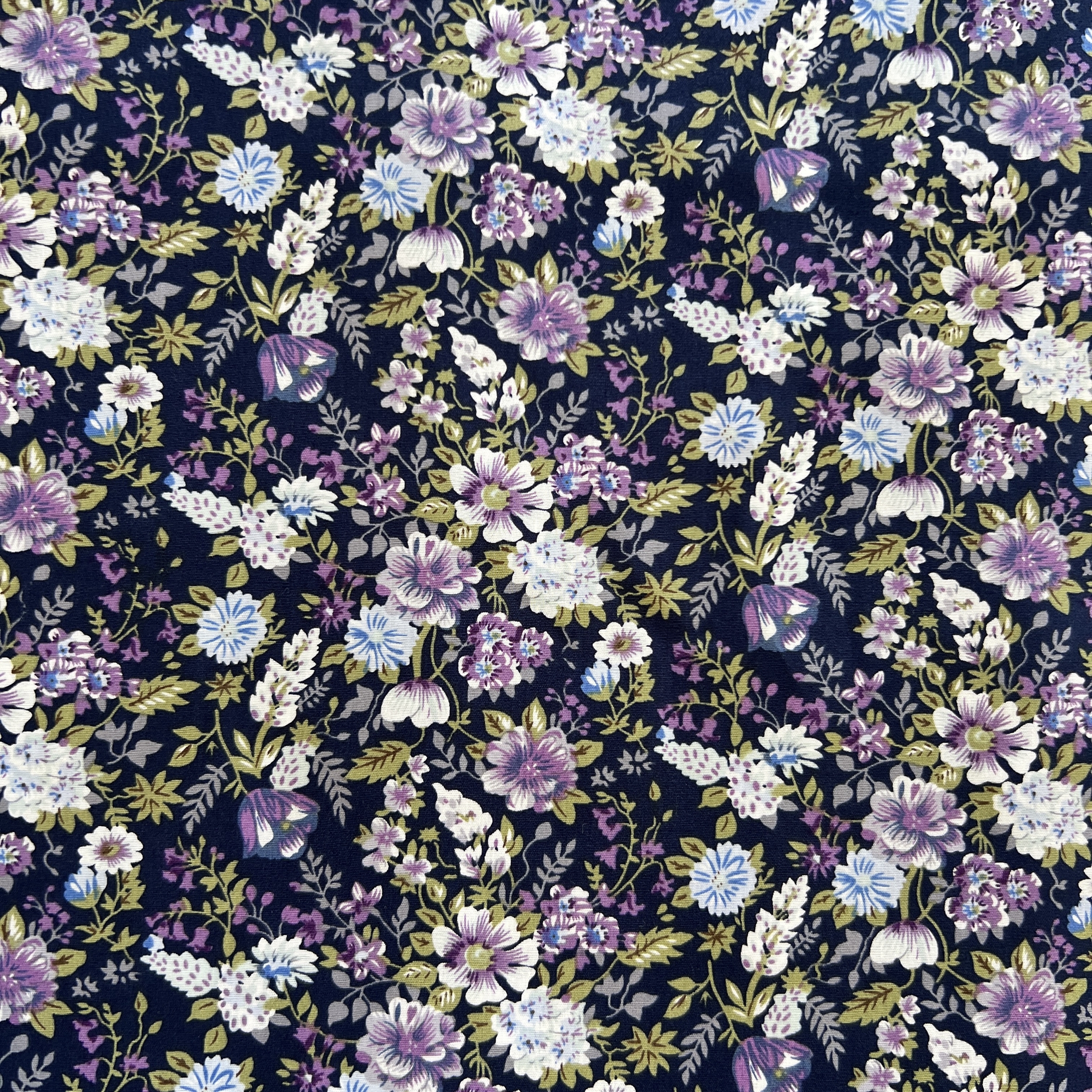 Tissu popeline de coton fleuri romantique bleu nuit et mauve.j