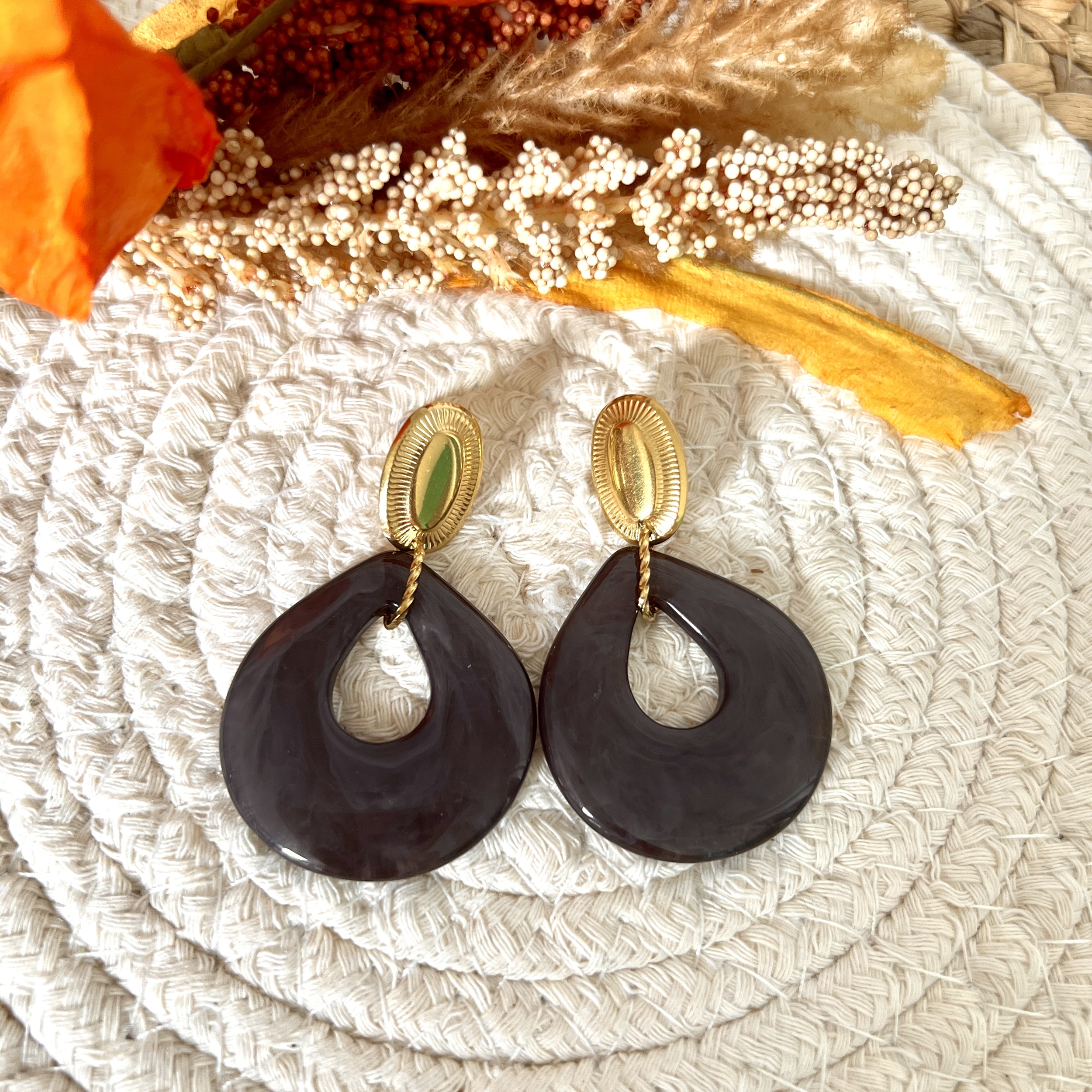 Boucles doreilles acier inoxydable et acrylique gris.j
