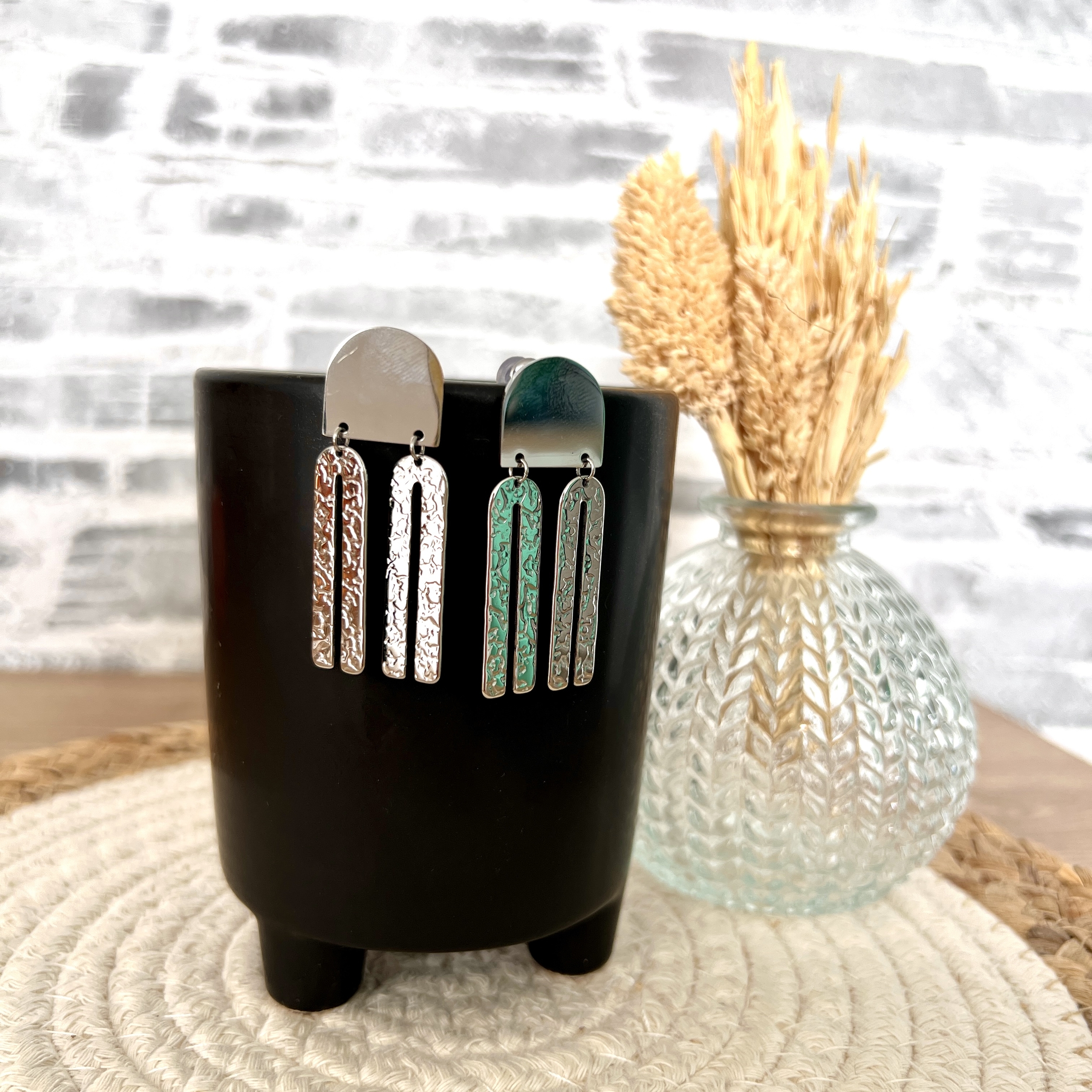 Boucles doreilles acier inoxydable argentées avec arche martelé (1)