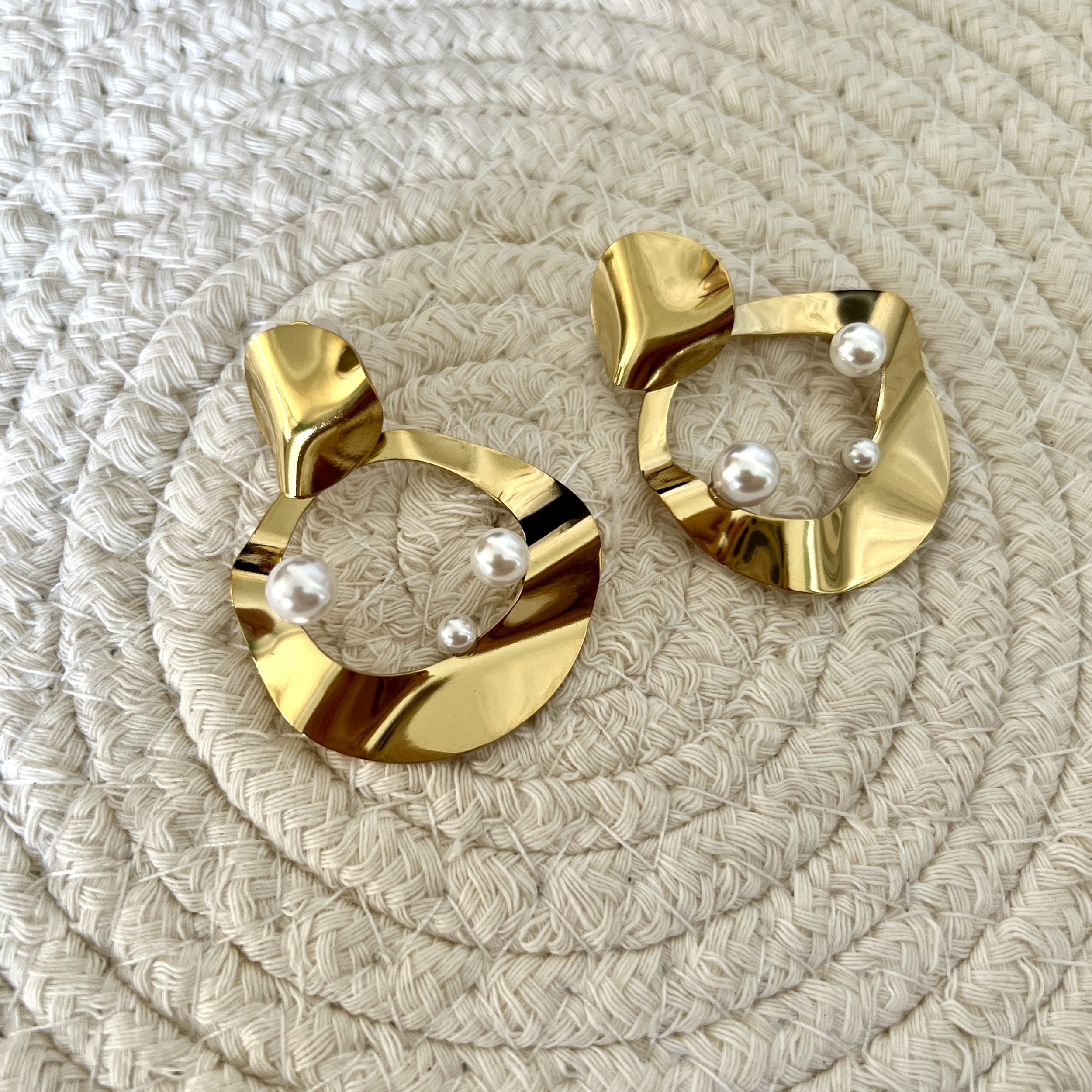 Boucles doreilles acier inoxydable rond ondulé et imitation perle.