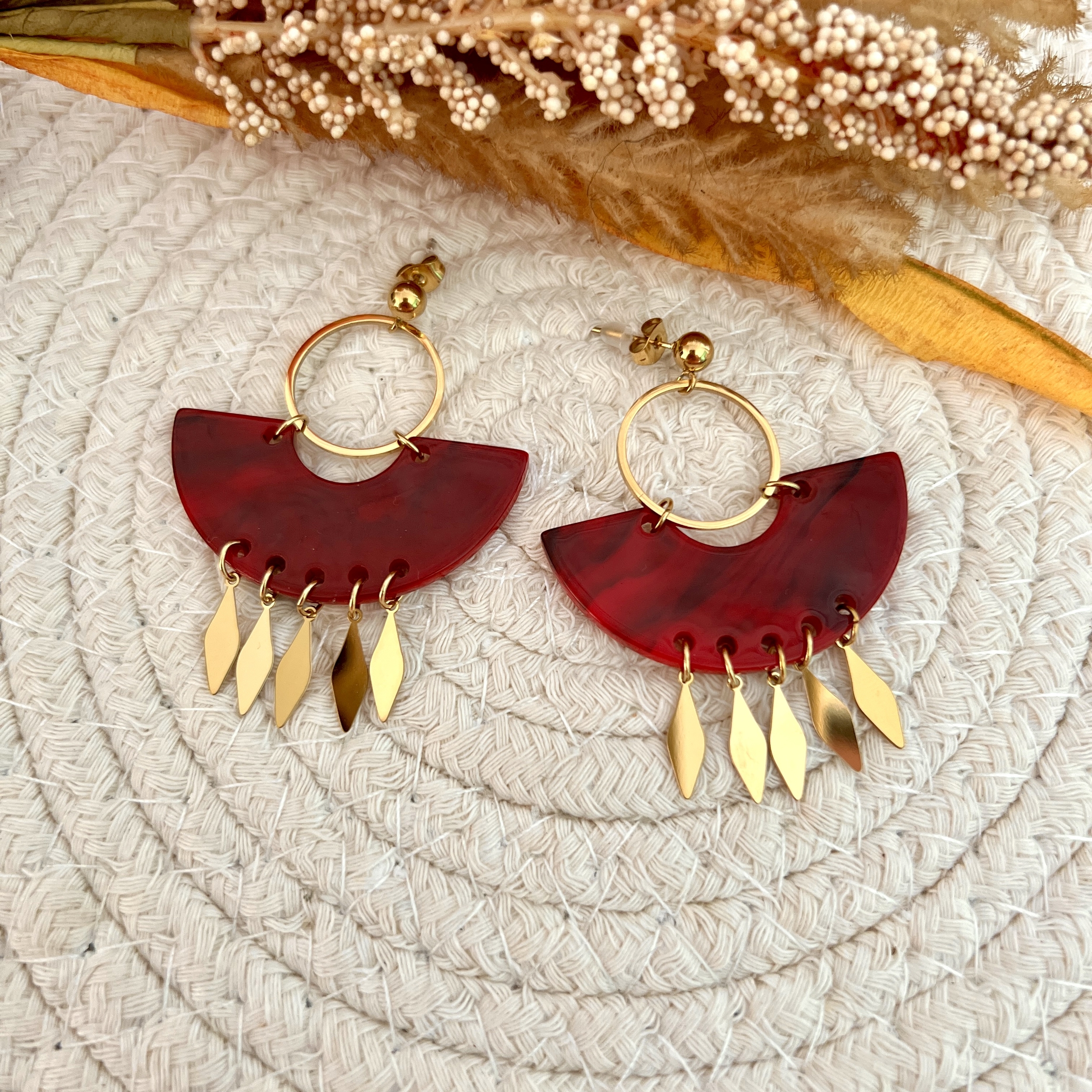 Boucles doreilles acier inoxydable avec des losanges dorés et demi disque en résine rouge (1)
