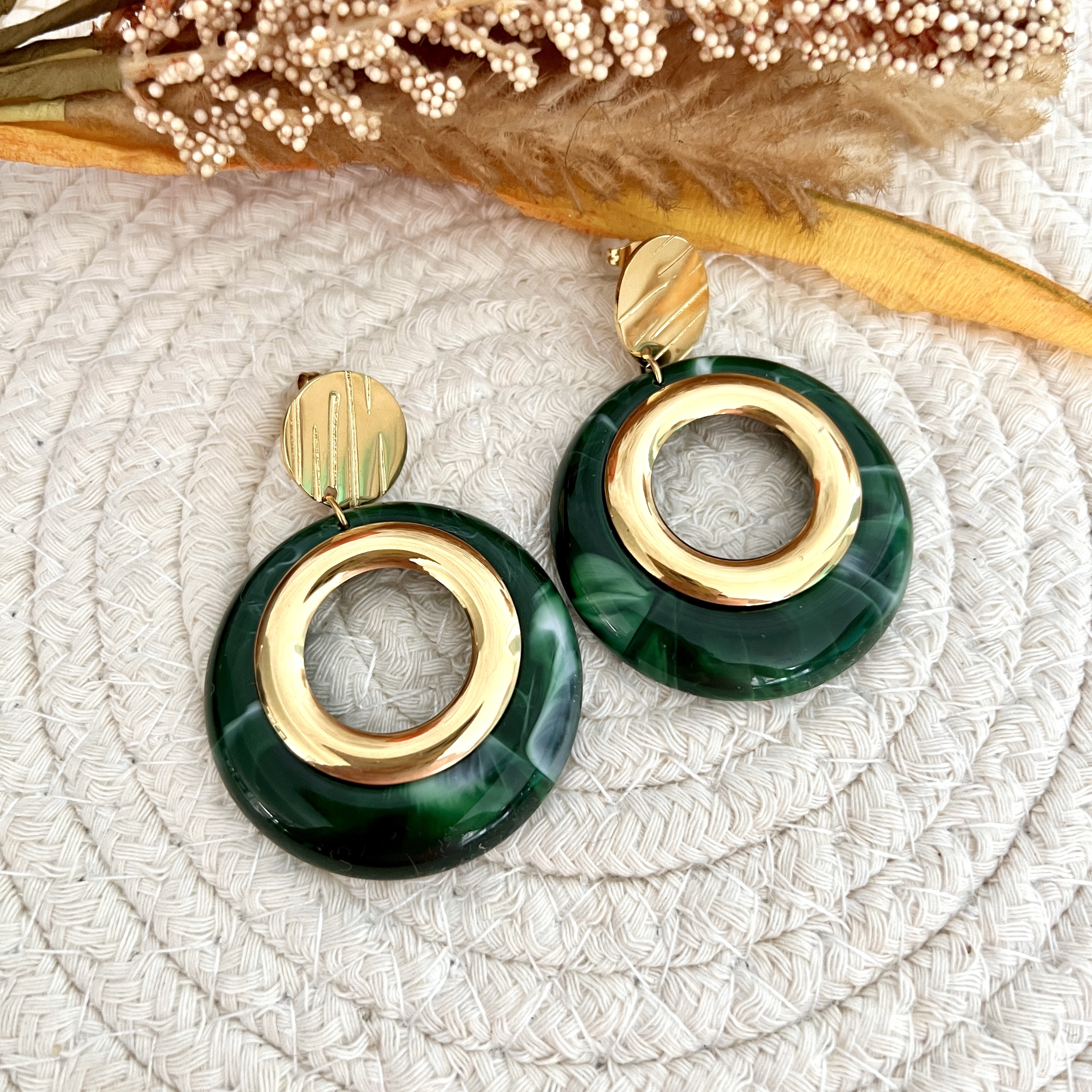 Boucles doreilles acier inoxydable et anneau résine verte.