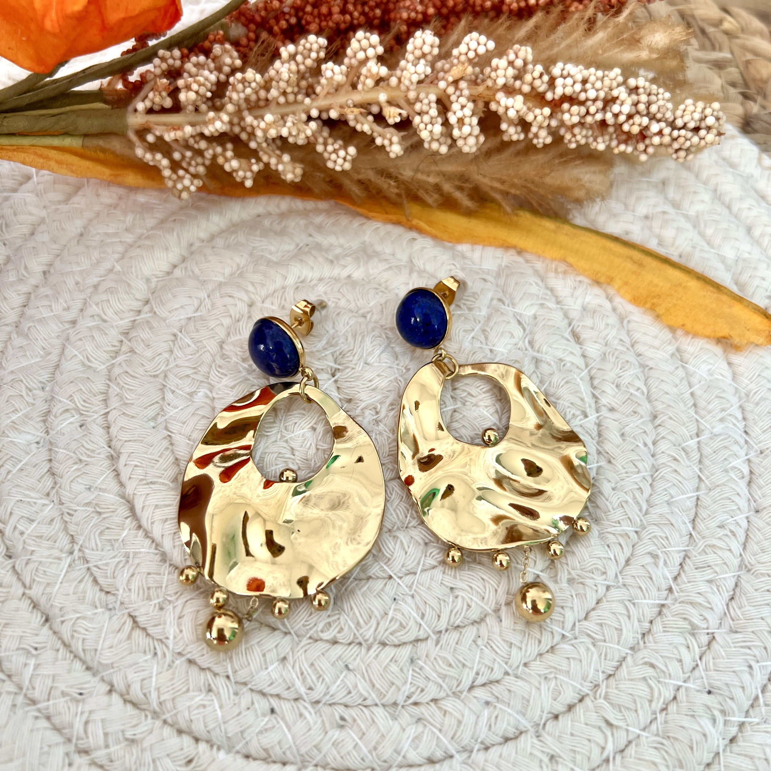 Boucles doreilles acier inoxydable pendantes martelées avec pierre lapis-lazuli.