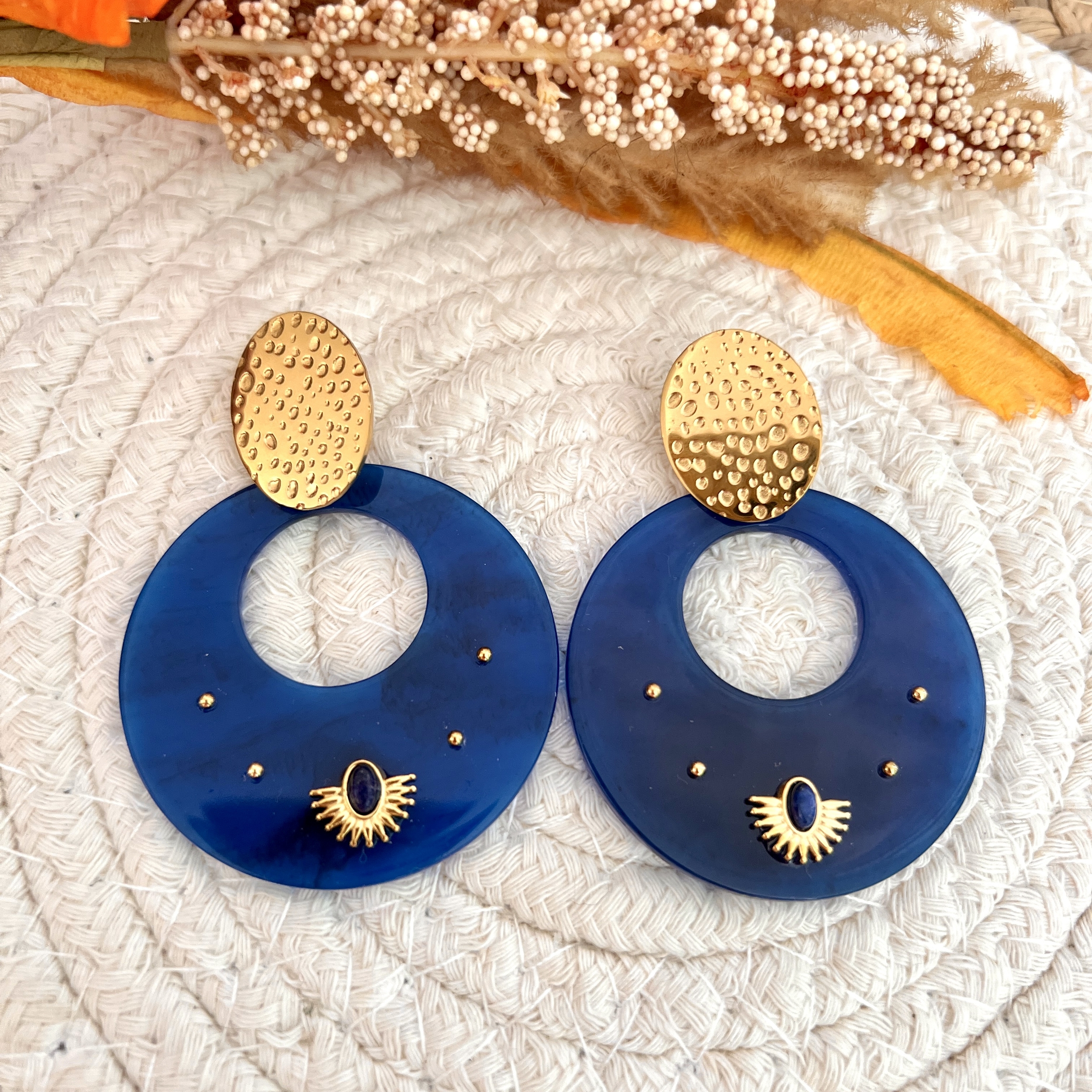 Boucles doreilles pendantes acier inoxydable et résine bleu nuit
