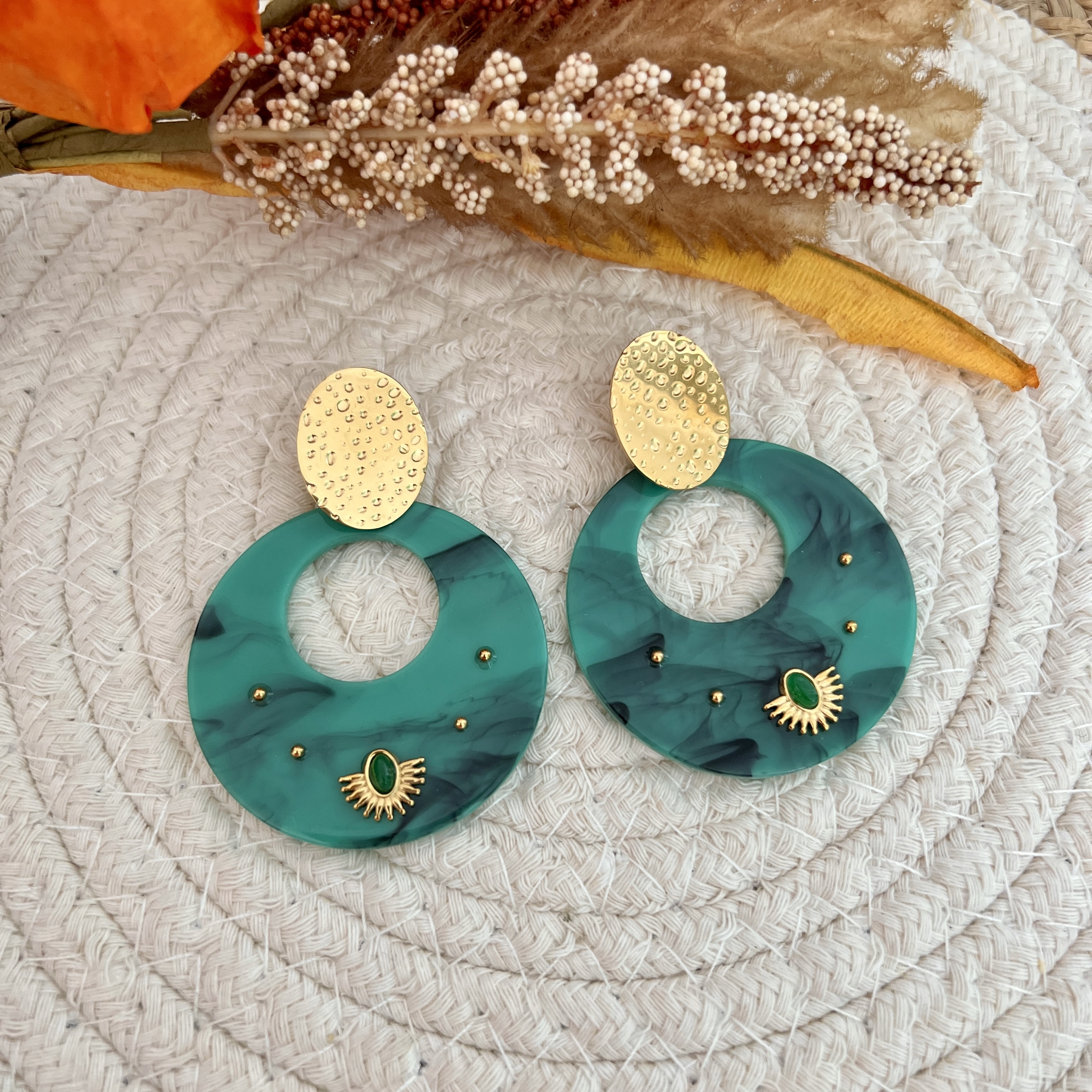 Boucles doreilles pendantes acier inoxydable et résine vert
