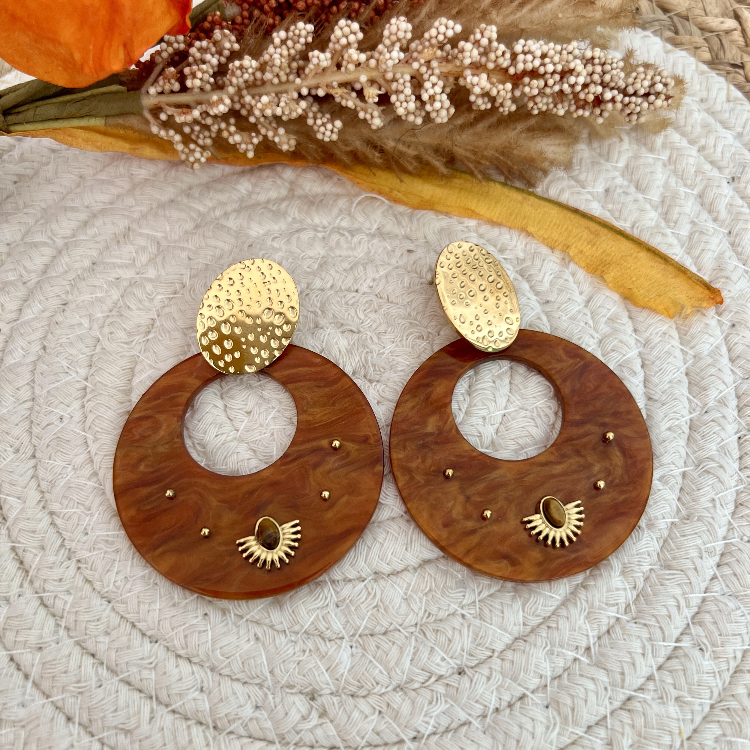 Boucles doreilles pendantes acier inoxydable et résine caramel (1)