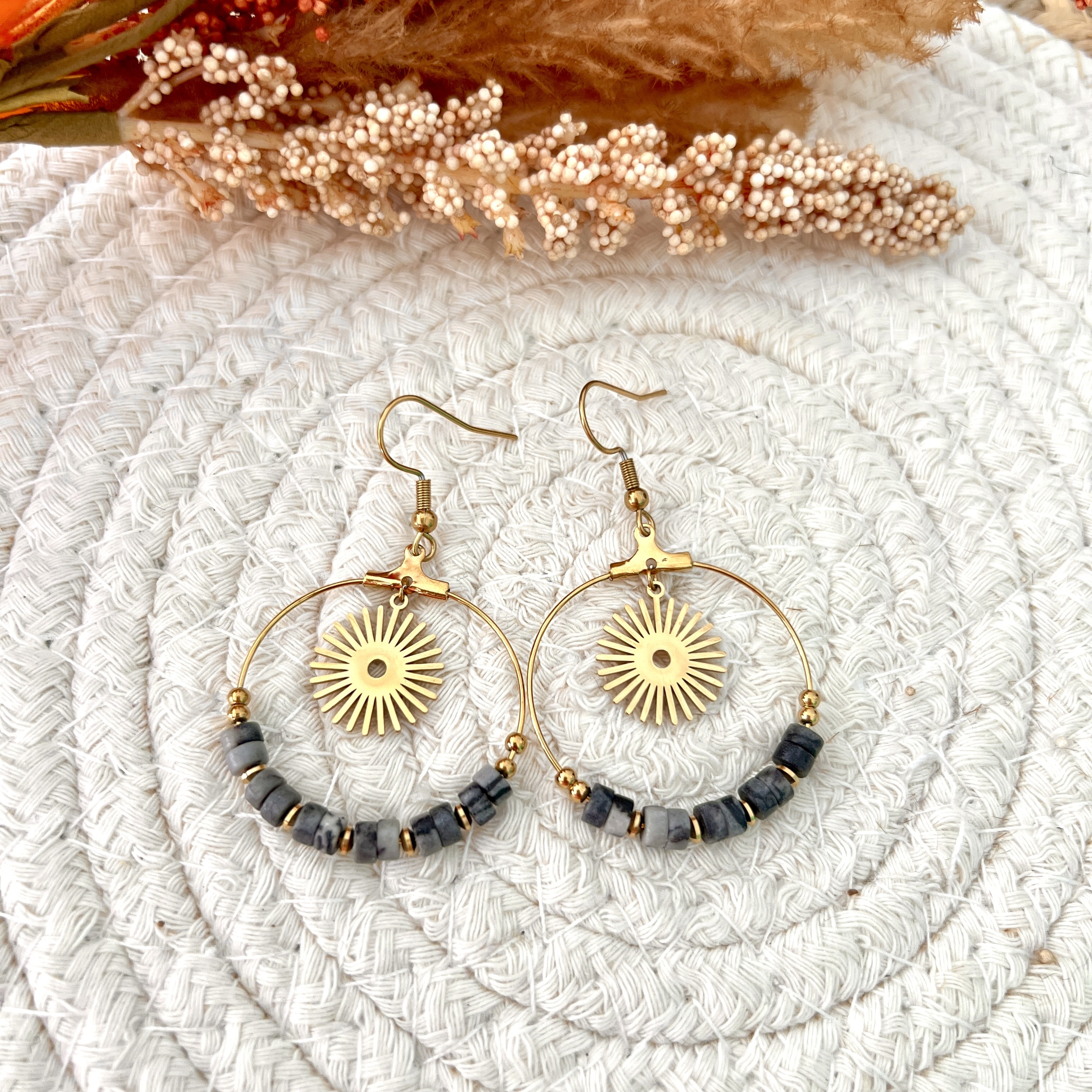 Boucles doreilles acier inoxydable pendante et pierre granite grise et soleil doré.