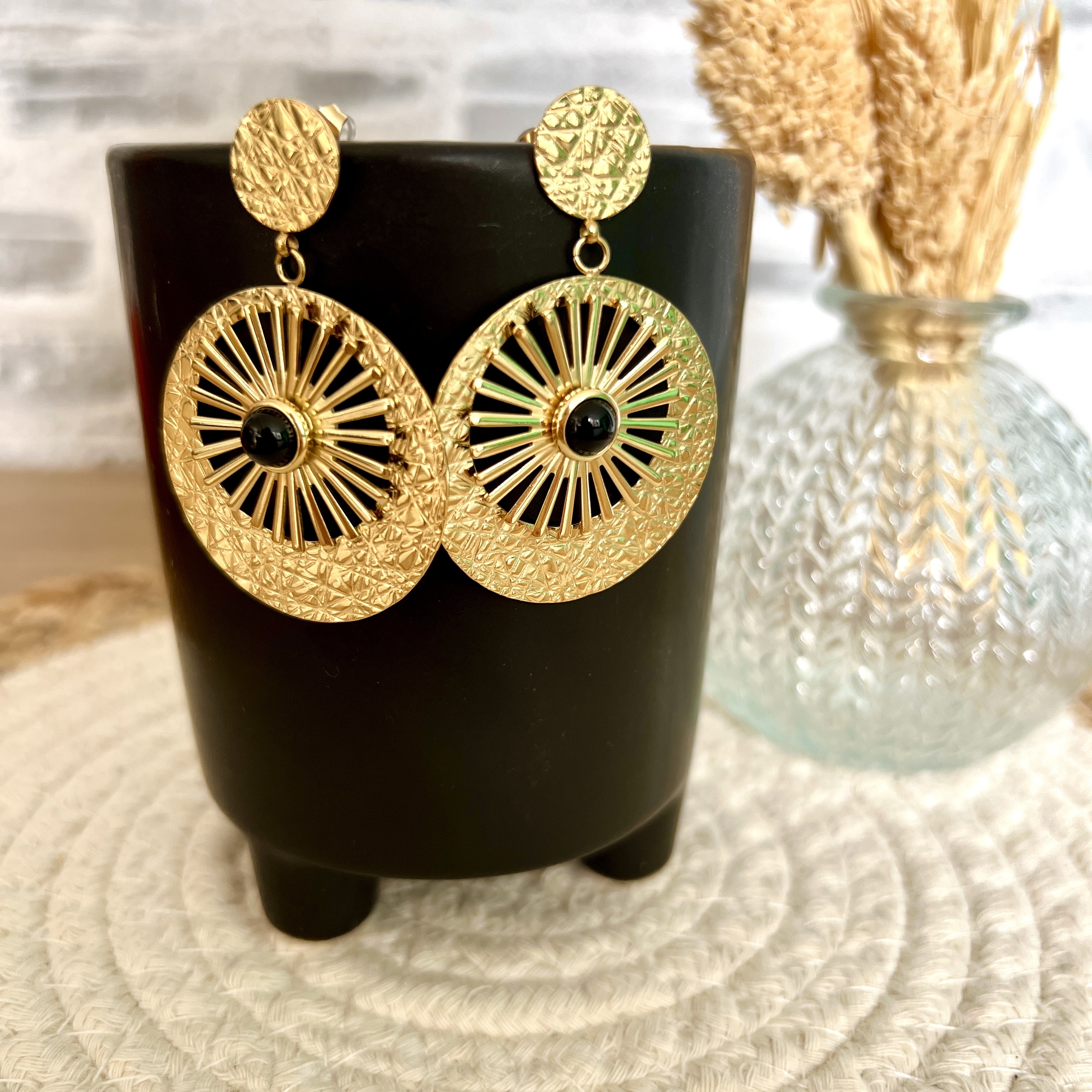 Boucles doreilles acier inoxydable pendantes striées et pierre noire