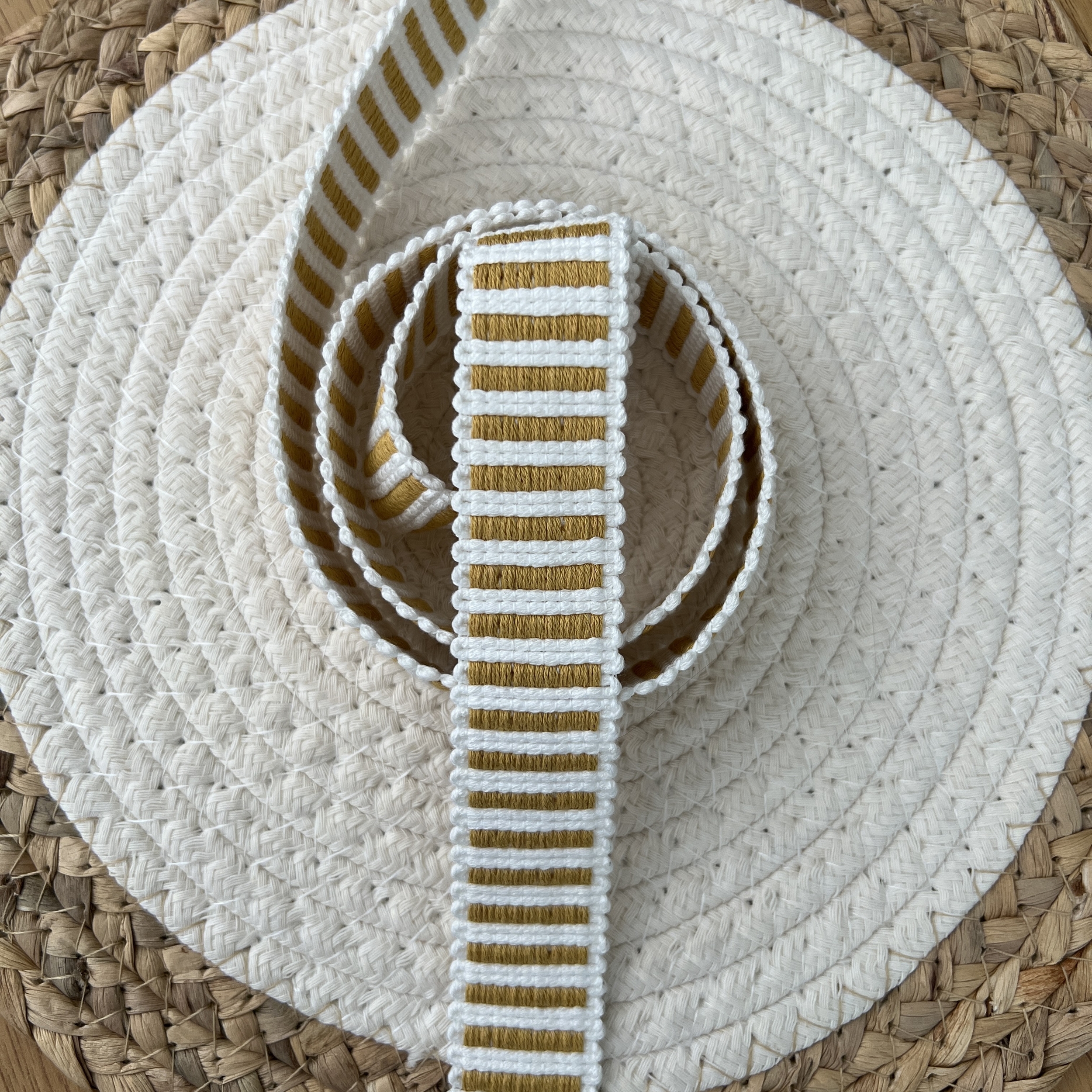sangle crochet bicolore blanc et moutarde