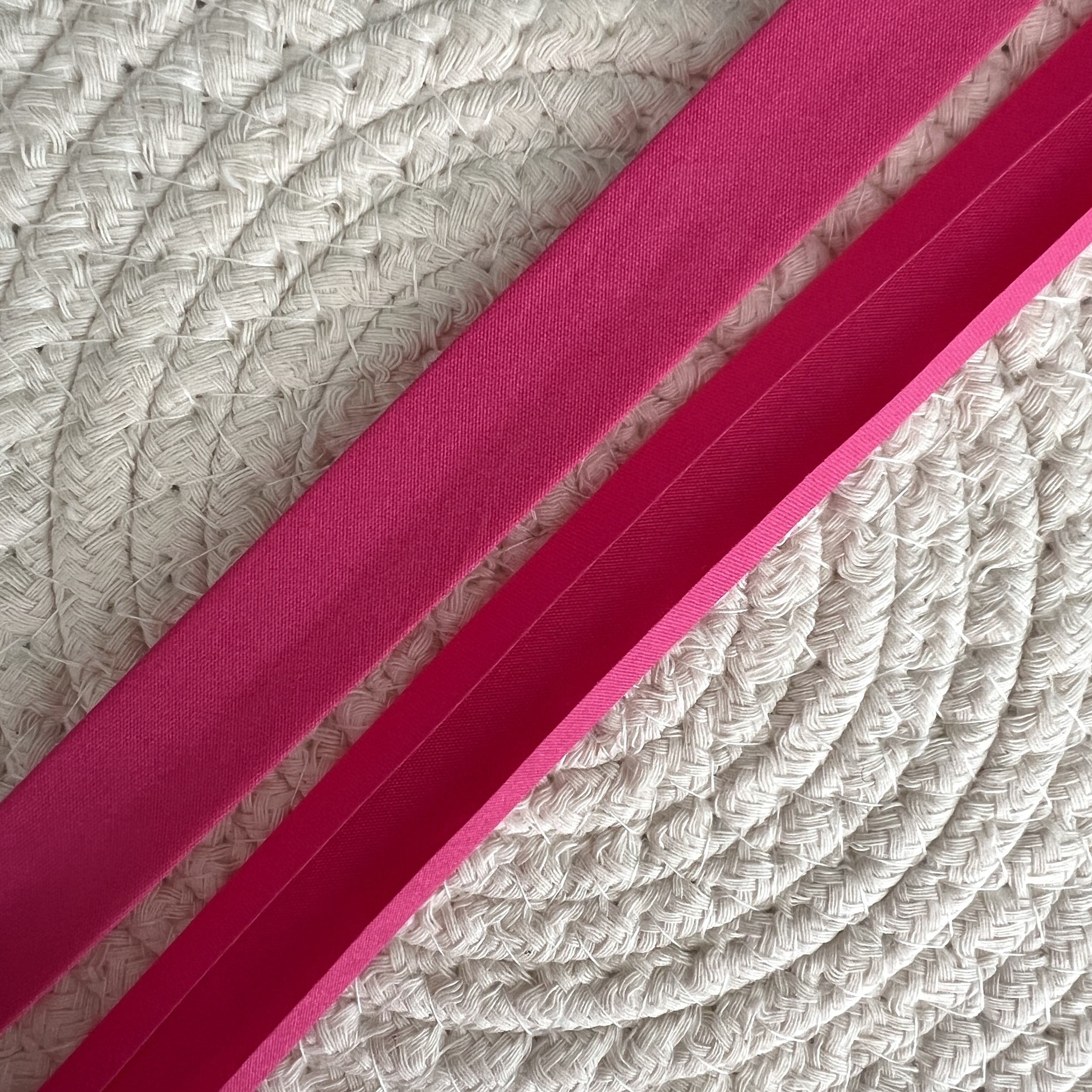 Biais polyester rose fuchsia au mètre