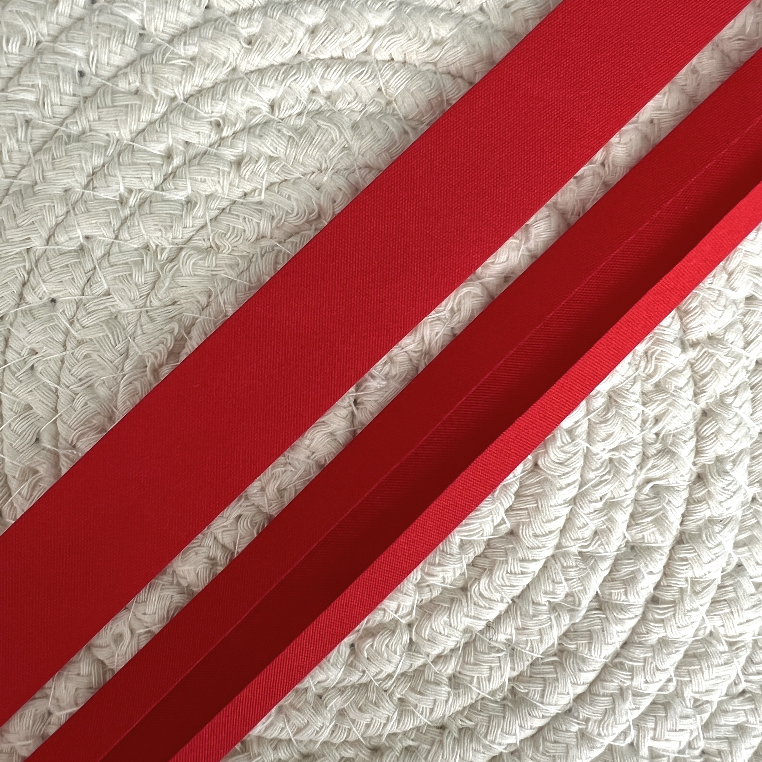 Biais polyester rouge 2 cm de large