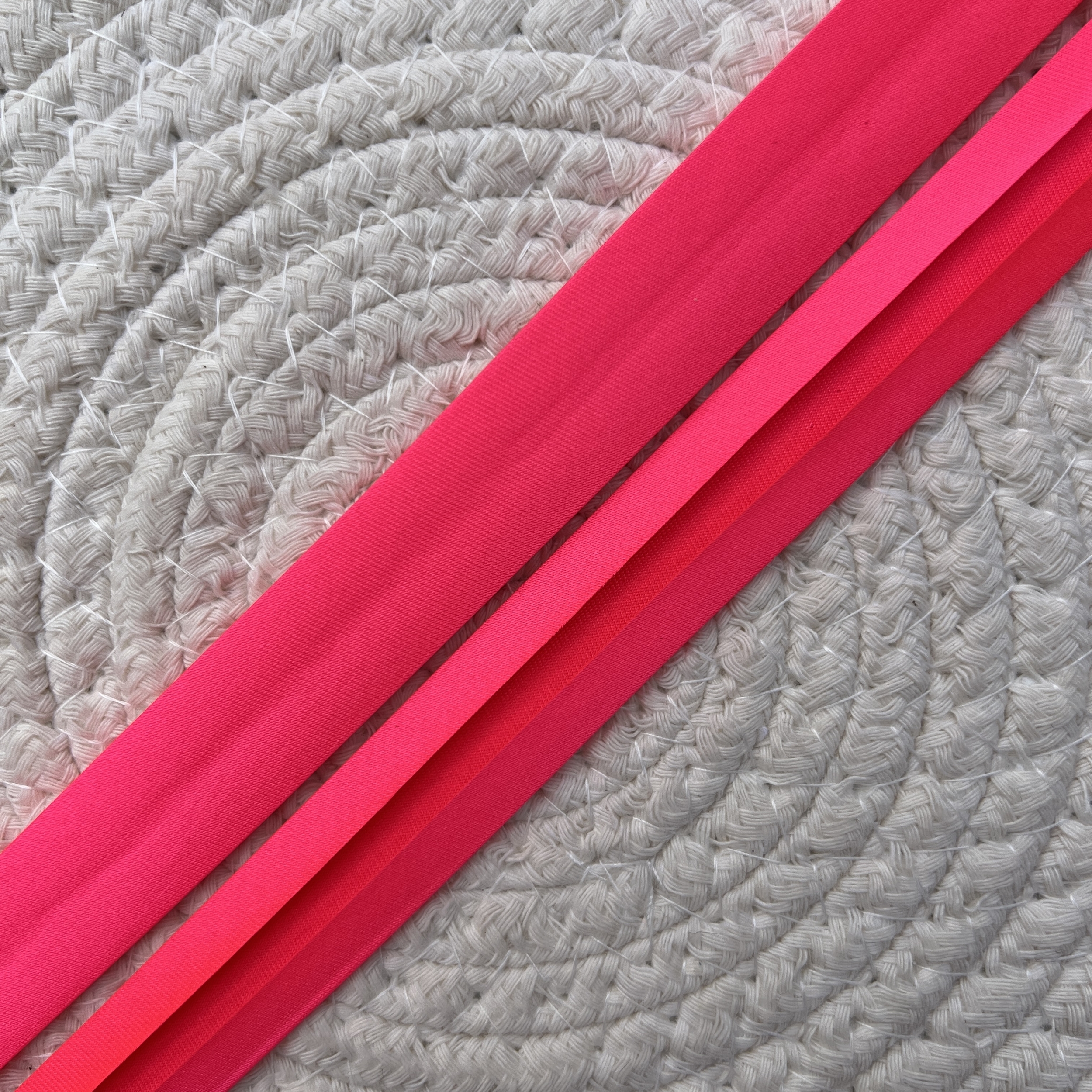Biais satin polyester rose fluo