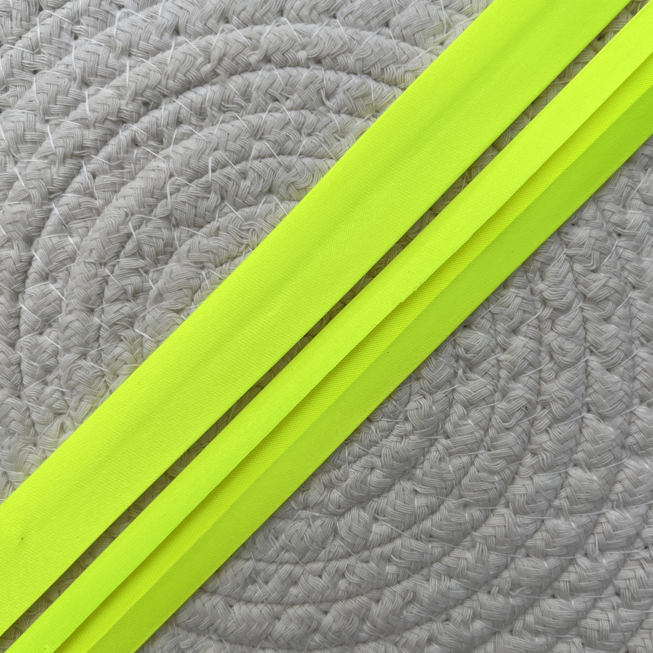 Biais satin polyester jaune fluo