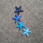 Patch thermocollant lot de quatre petites étoiles dégradé de bleu marine à bleu clair (1)