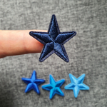 Patch thermocollant lot de quatre petites étoiles dégradé de bleu marine à bleu clair