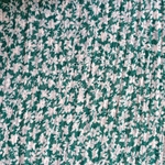 Tissu mousseline polyester fleuri blanc effet froissé sur fond vert