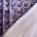 Tissu fausse fourrure violet à carré (1)