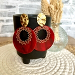 Boucles doreilles acier inoxydable et cercle rouge avec motif doré zig zag (1)