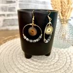 Boucles doreilles acier inoxydable pendante et pierre granite grise et soleil doré