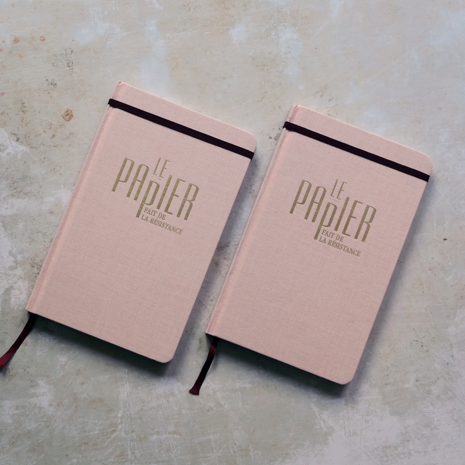 carnet le papier fait de la résistance