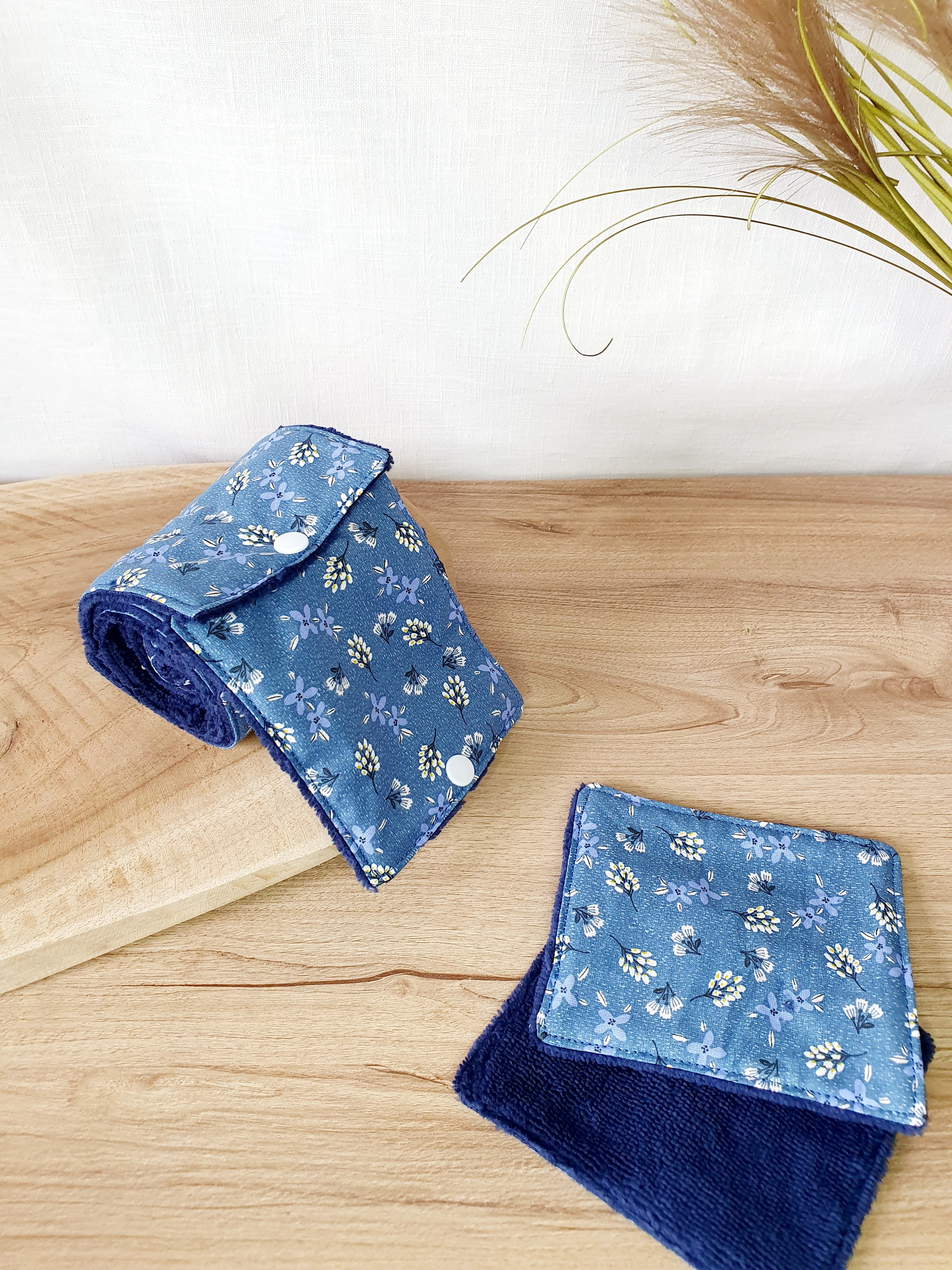 papier toilette lavable, réutilisable en lot de 6 feuilles coton /double  gaze de coton bleue motif fleuri sur fond kaki *livraison offerte* -  Fait2mains
