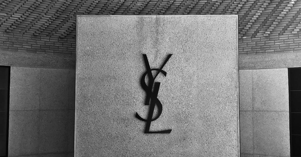 Yves Saint Laurent : l’élégance au féminin à travers le parfum
