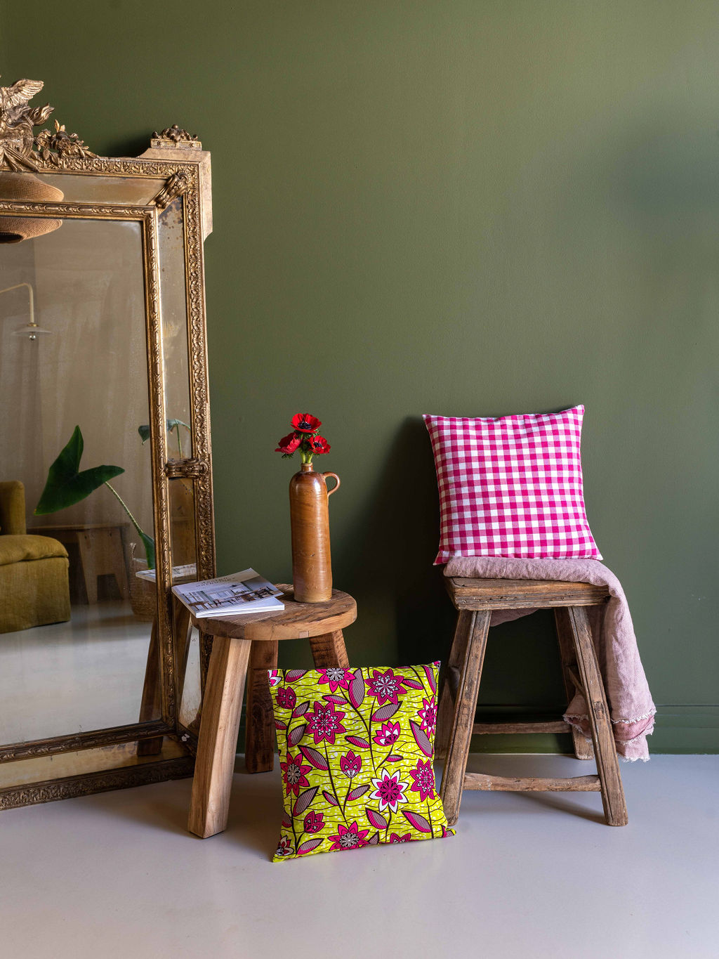 mise-en-scène-coussin-fleurs-fuschias