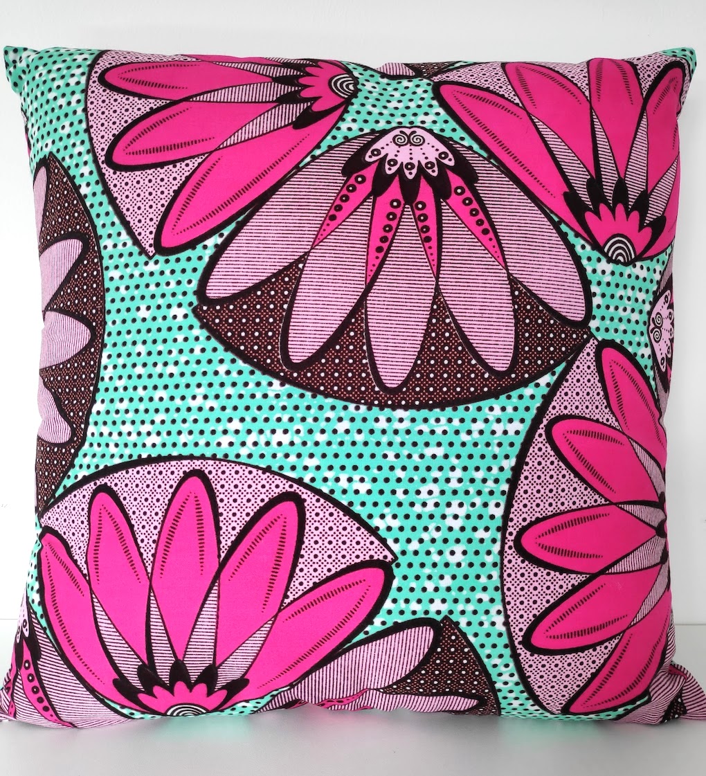 coussin-40x40-face-fleurs-fuschias-fond-vert-tendre