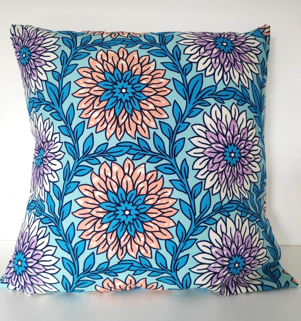 coussin-40x40-face-fleurs-saumon-sur-fond-bleu