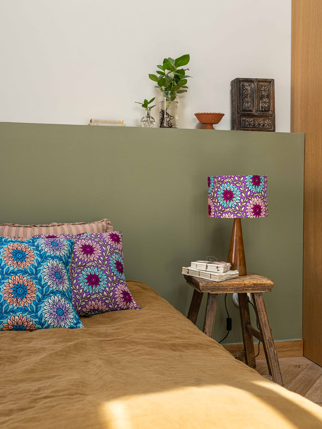 mise-en-scène-coussins-et-lampe