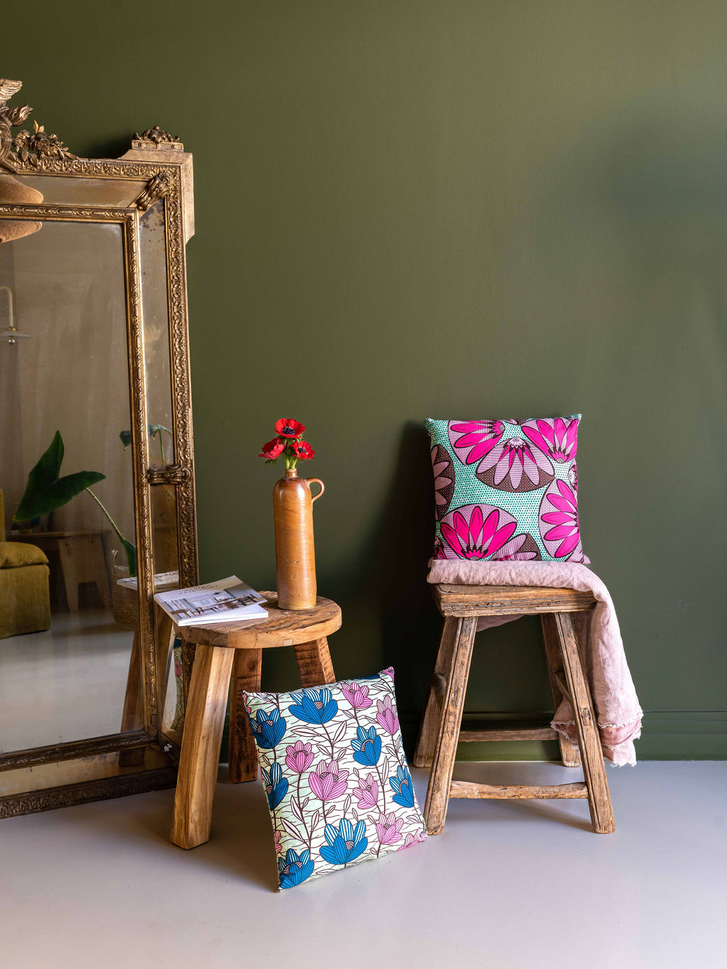 coussin vert pale mis en scene