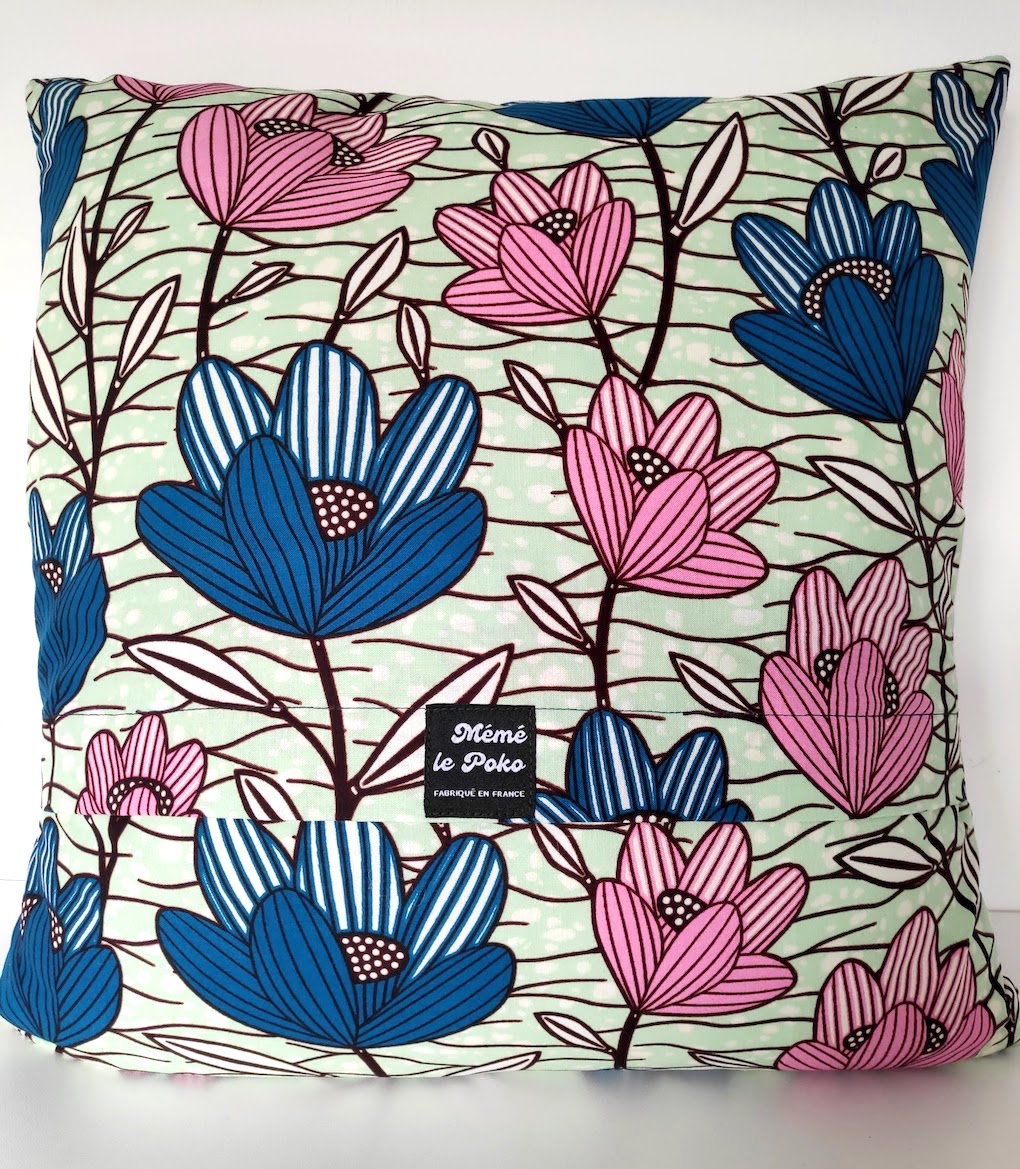 coussin-40x40-dos-vert-pale-fleurs-bleues-et-roses