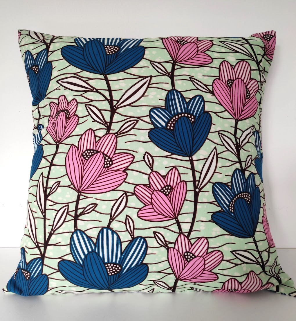 coussin-40x40-face-vert-pale-fleurs-bleues-et-roses
