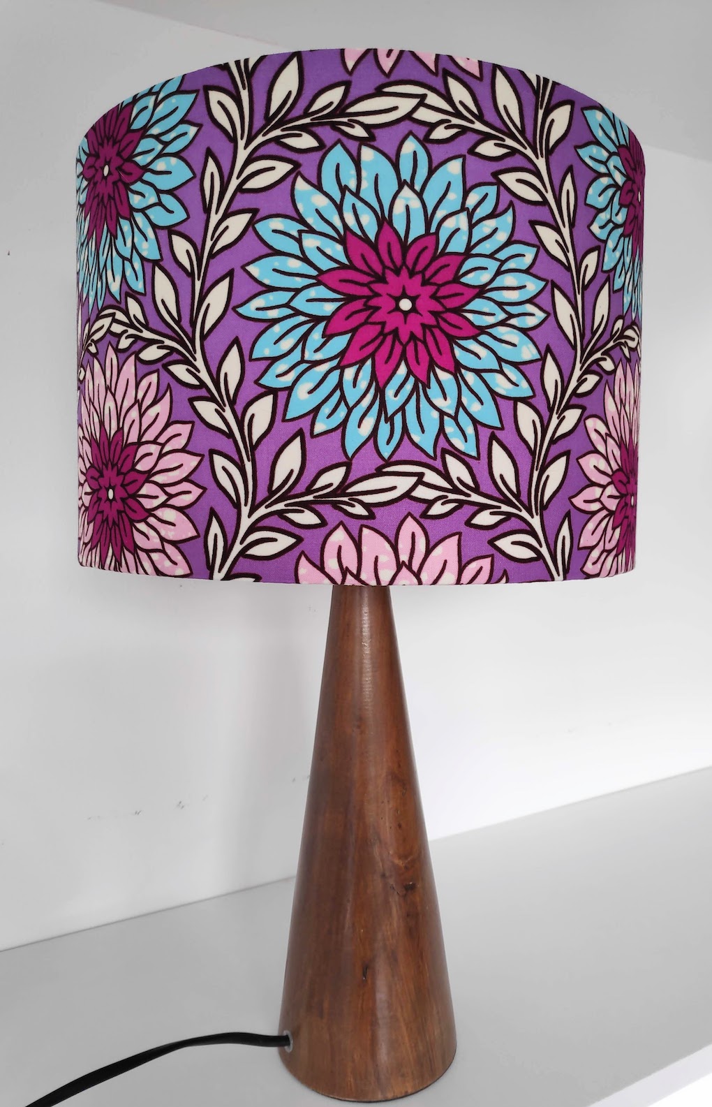 lampe-pied-bois-aj-fleurs-parmes
