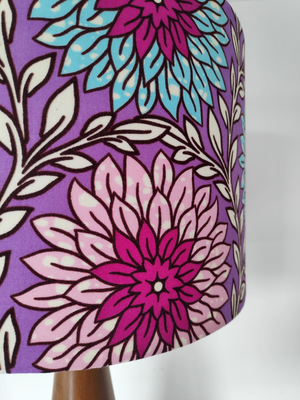 gros-plan-lampe-pied-bois-aj-fleurs-parmes