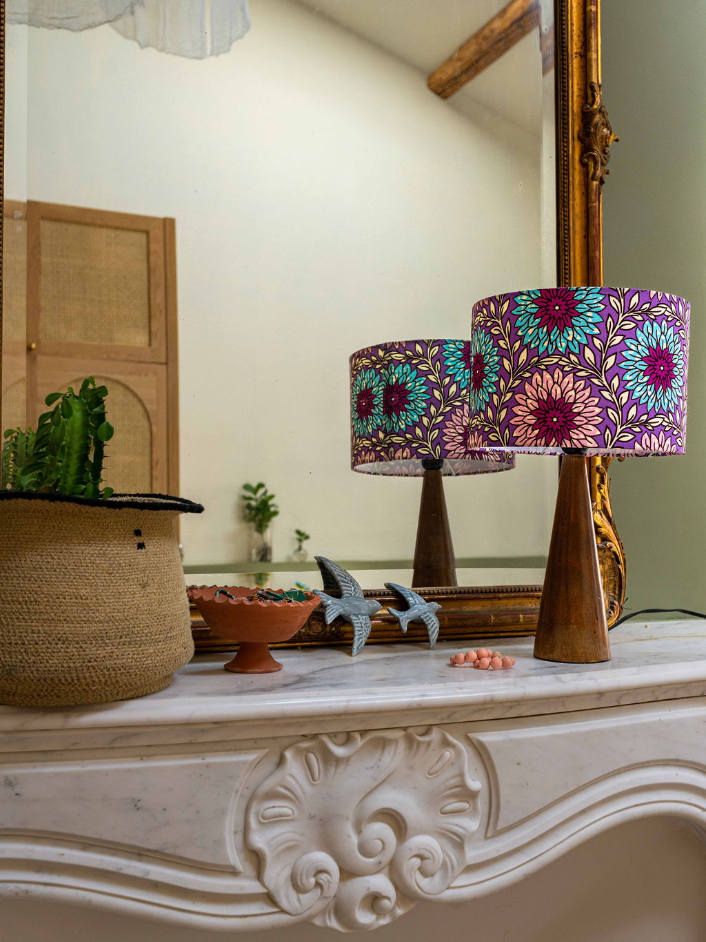 mise-en-scène-lampe-fleurs-parmes-sur-cheminée