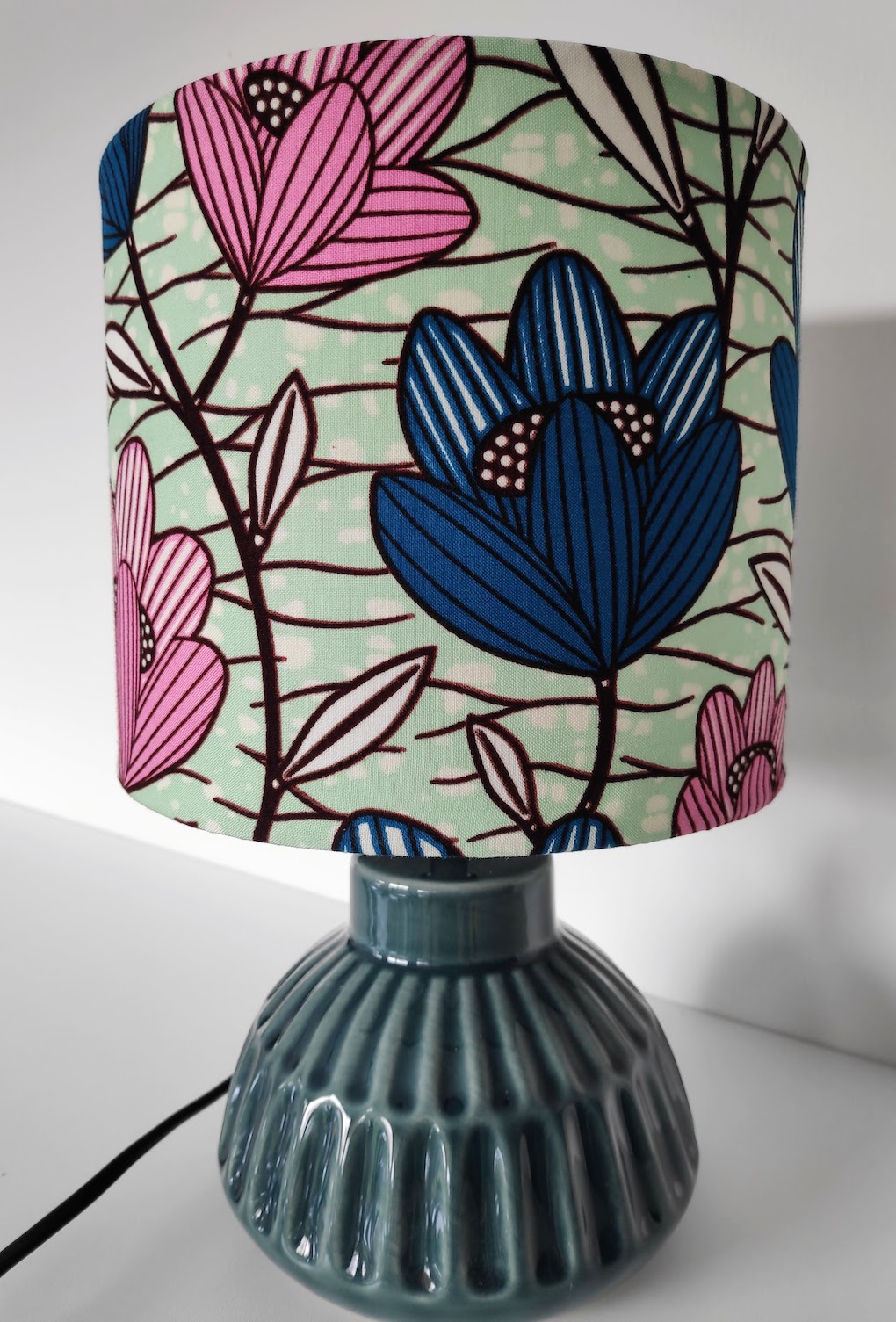 lampe-pied-bleu-canard-aj-vert-pale-fleurs-bleues-et-roses