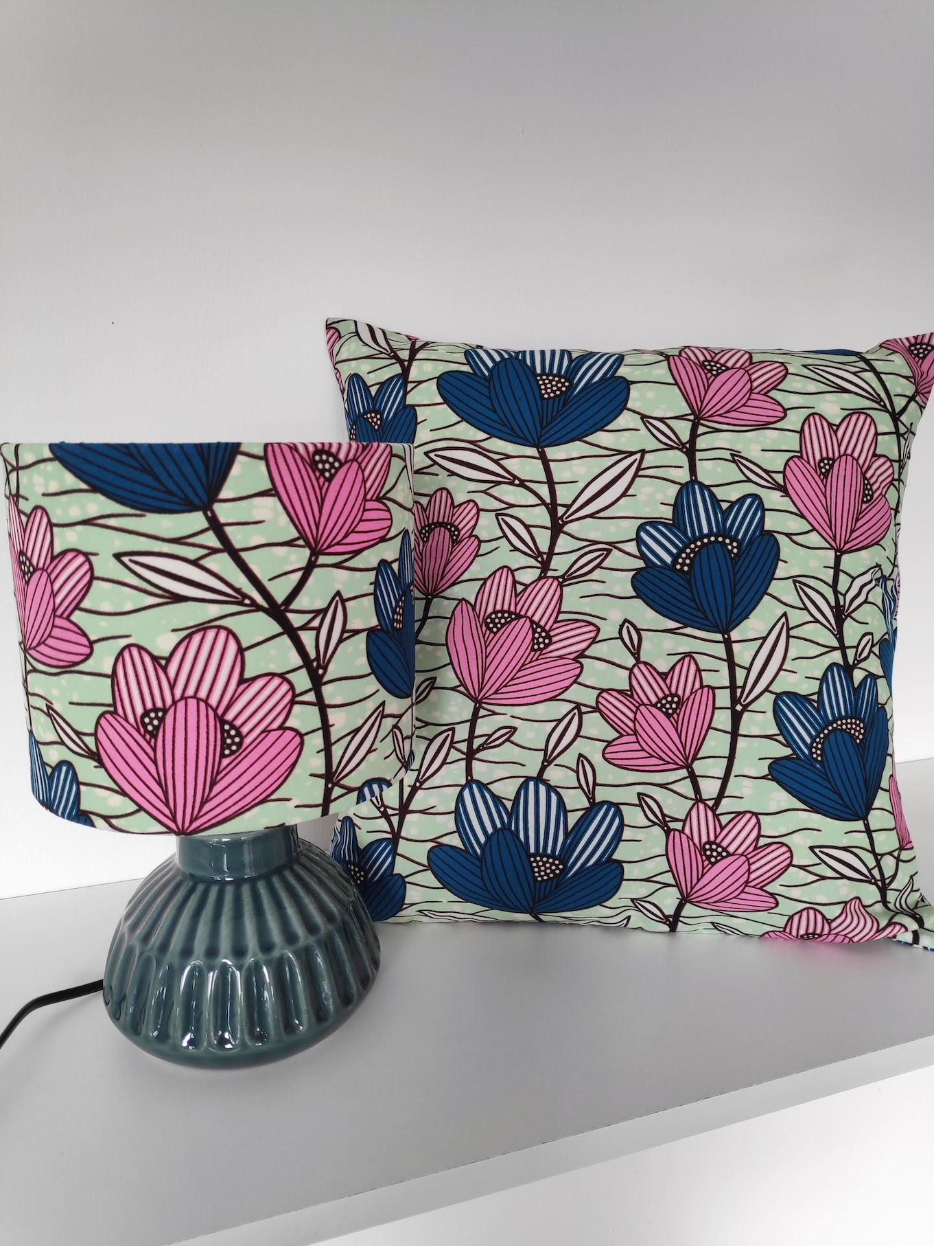 lampe-et-coussin-40x40-vert-pale-fleurs-roses-et-bleues