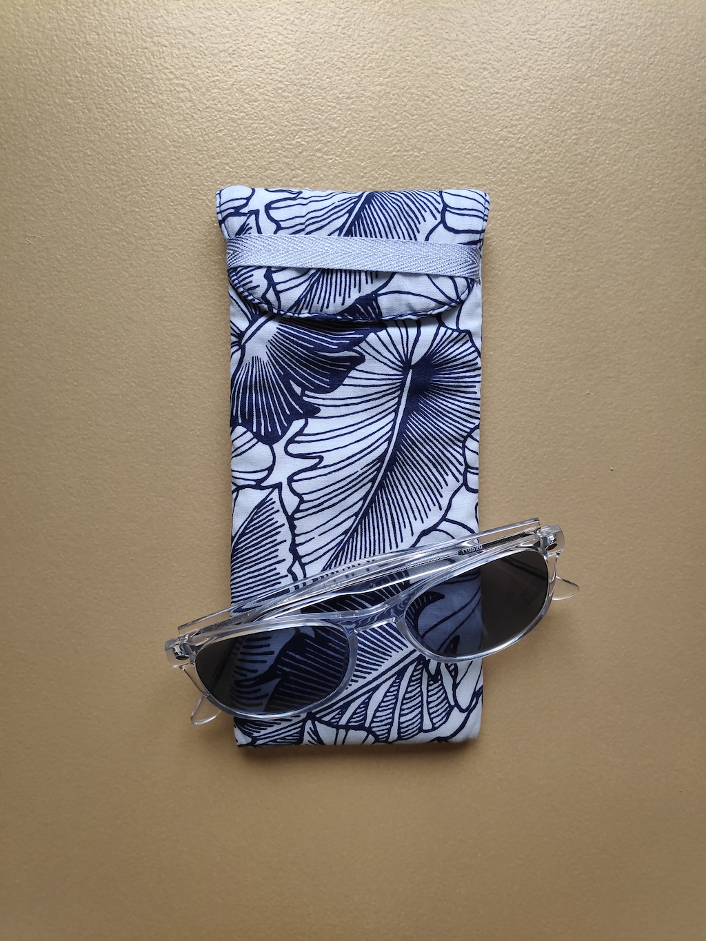 etui Tahiti blanc et bleu marine