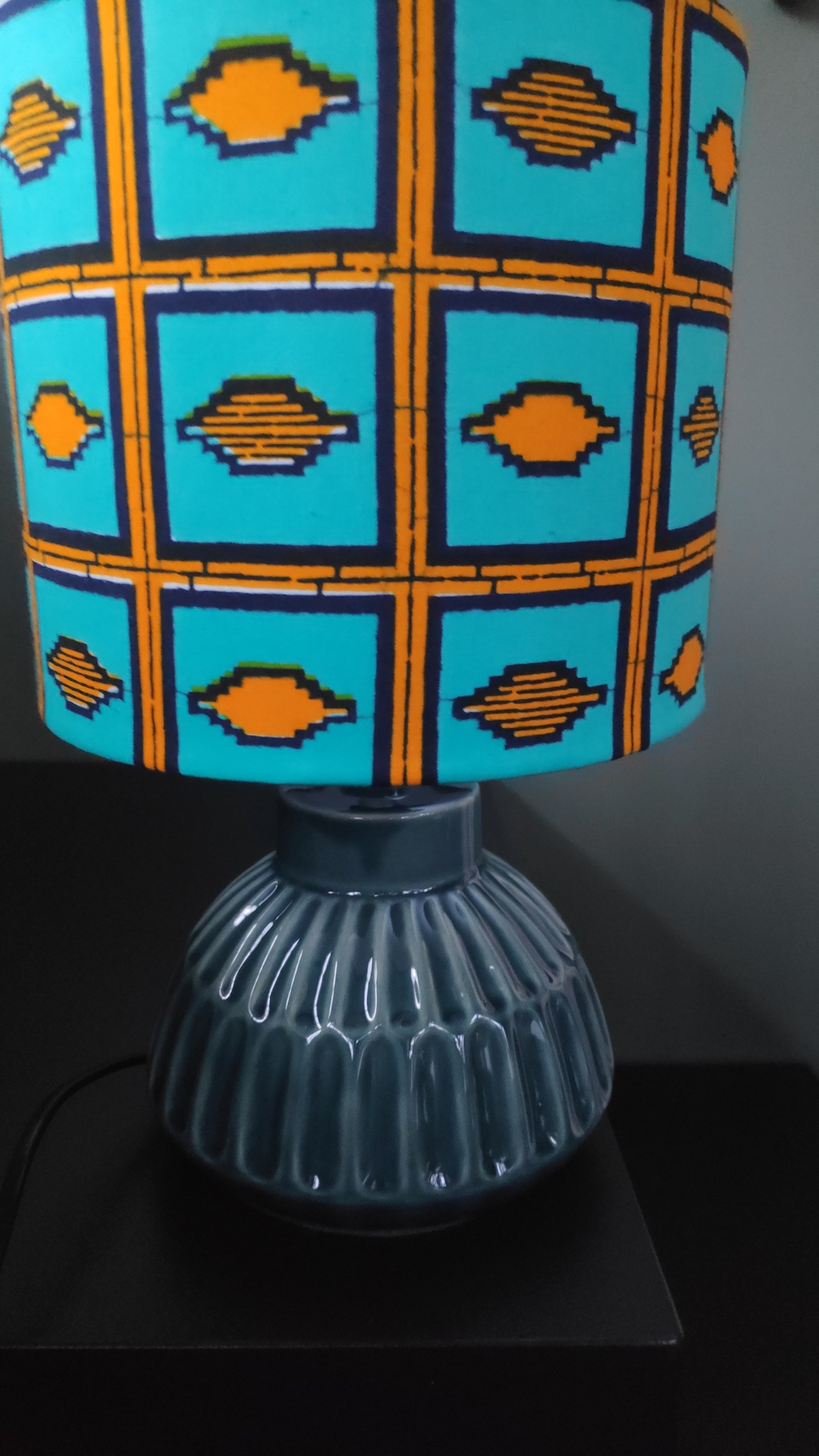 Lampe Dollie_turquoise_et_jaune 2