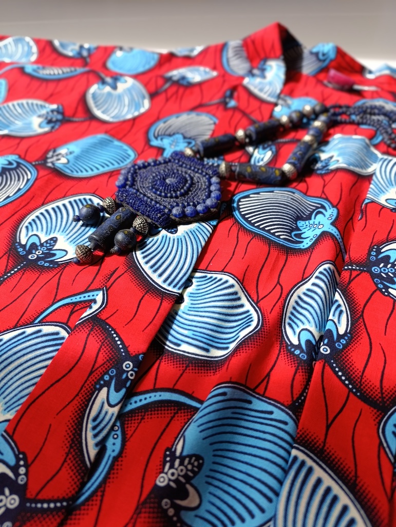 veste yazu rouge avec collier bleu