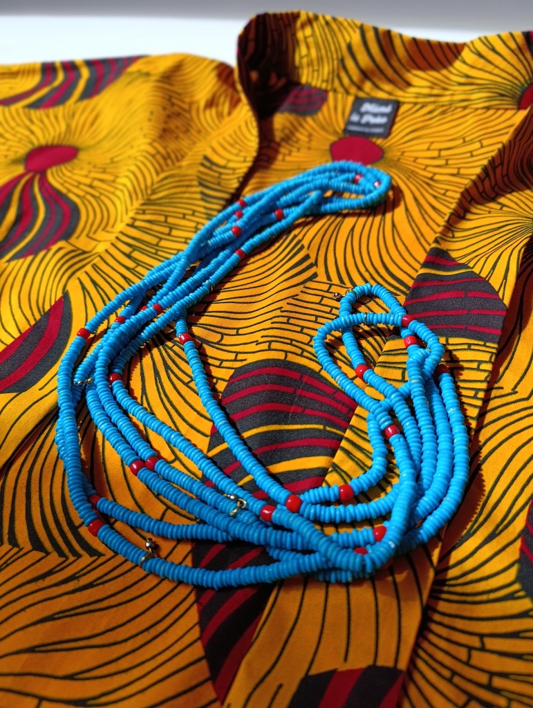 veste yazu jaune avec collier bleu turquoise