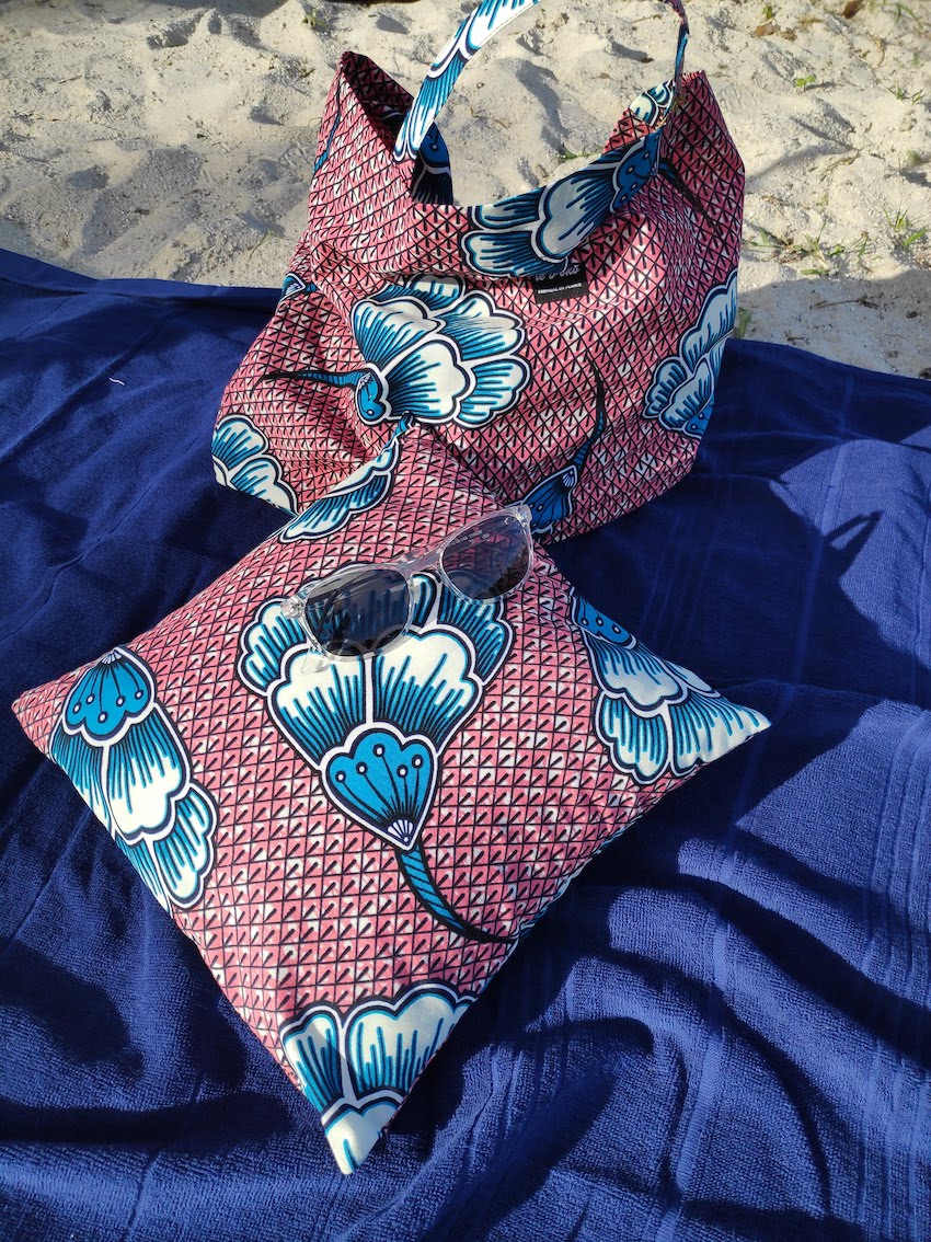 sac julia:rose et fleurs bleues avec coussin 30x30 assorti